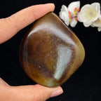 和田玉满黄皮带翠籽料手把件（132.9g）