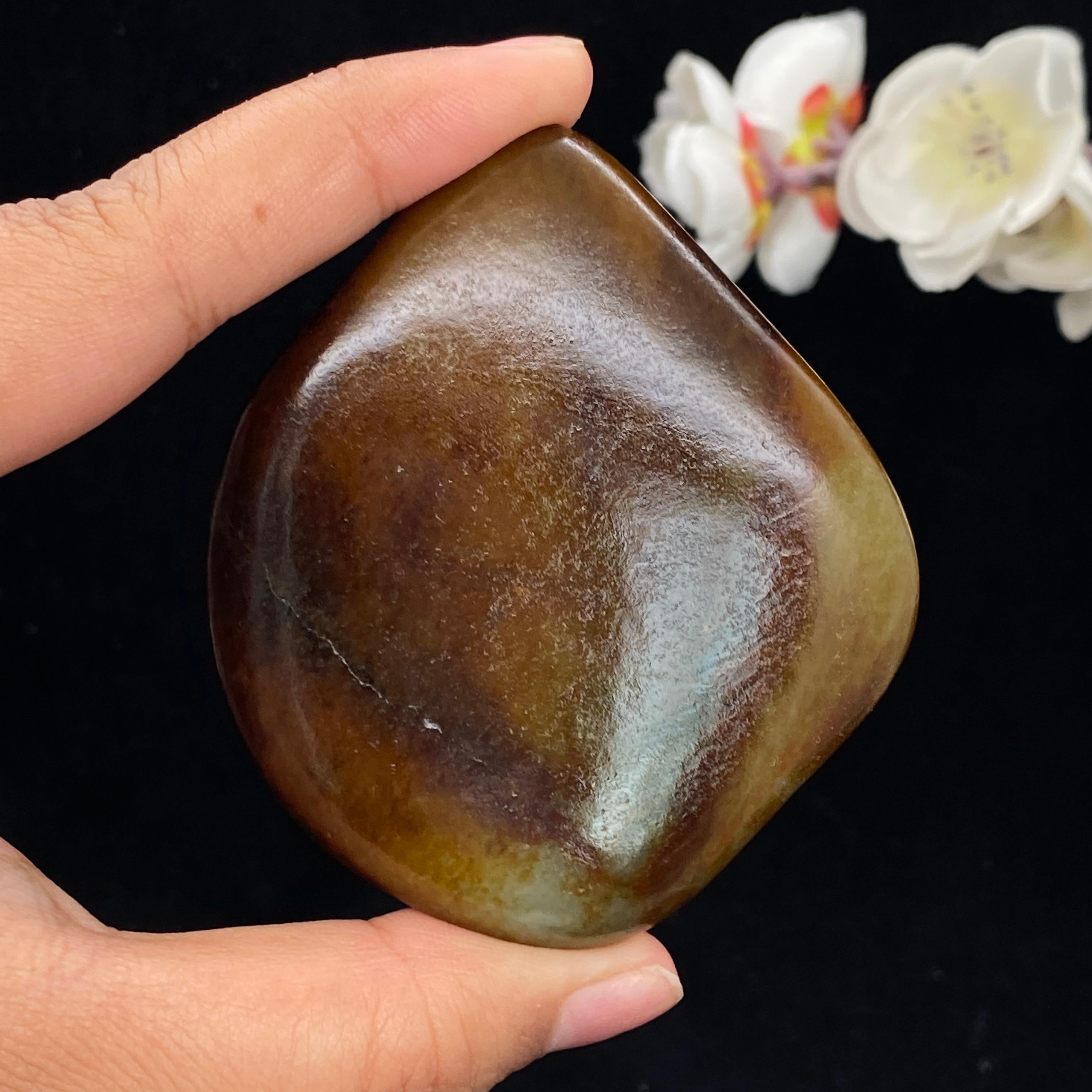 和田玉满黄皮带翠籽料手把件（132.9g）