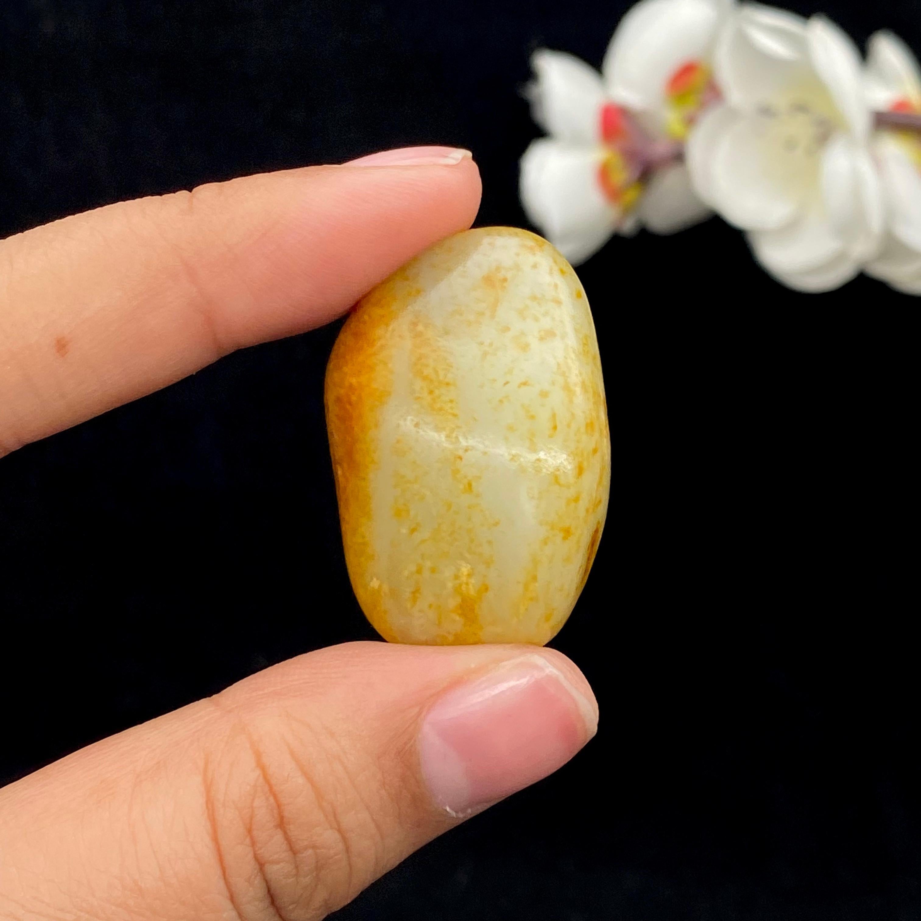 和田玉聚黄皮籽料挂件（17.7g） – 厚德载玉