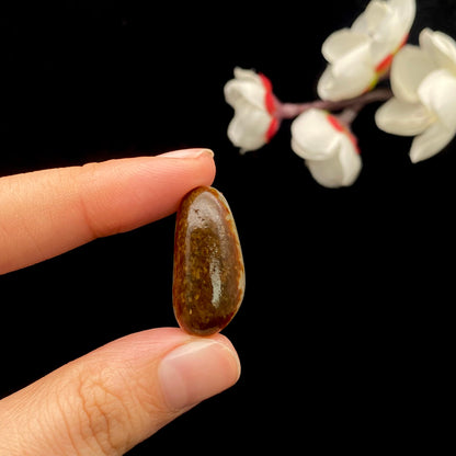 和田玉聚红皮籽料原石（7.9g）