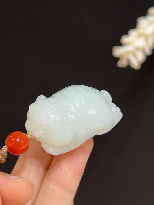和田玉且末料羊脂玉虎虎生威（27.2g）