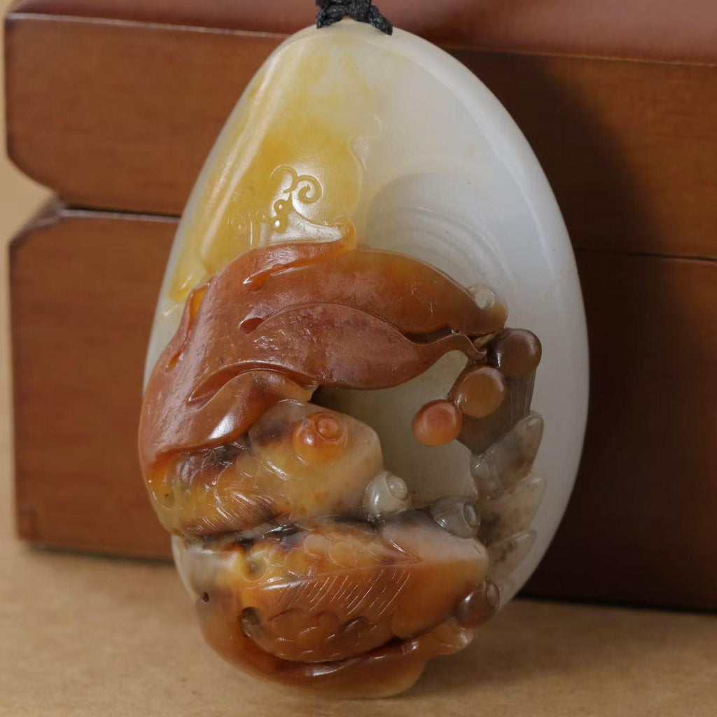 和田玉黄沁籽料莲池鱼趣吊坠（69g）