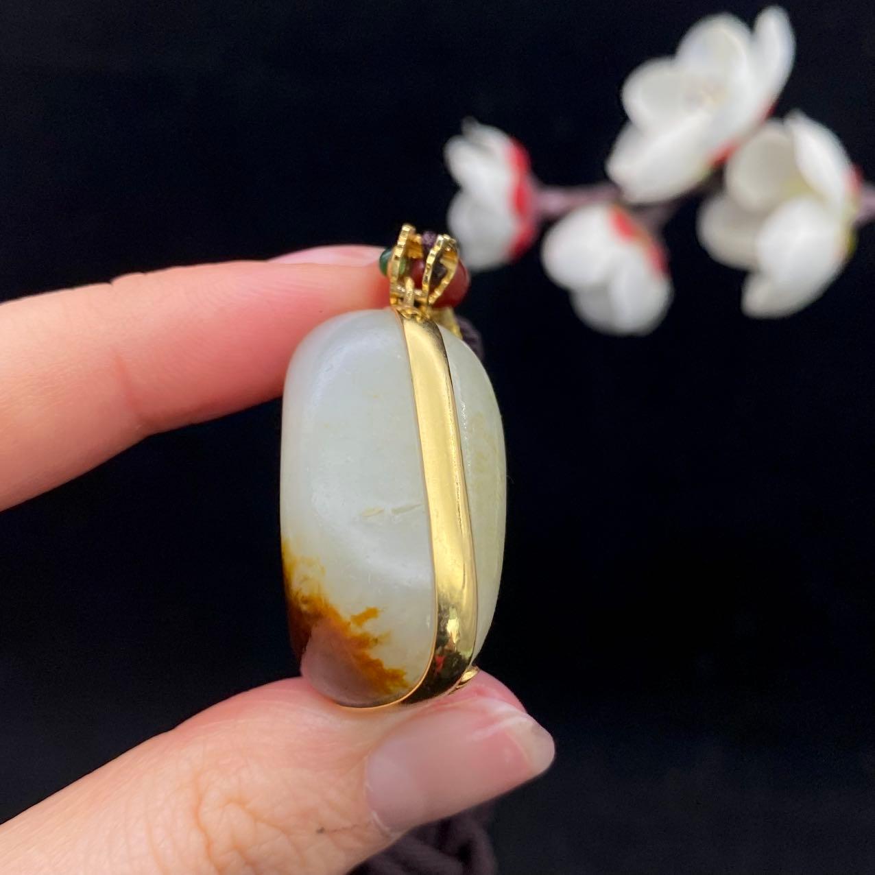 和田玉聚红皮籽料包金挂件（32.2g）