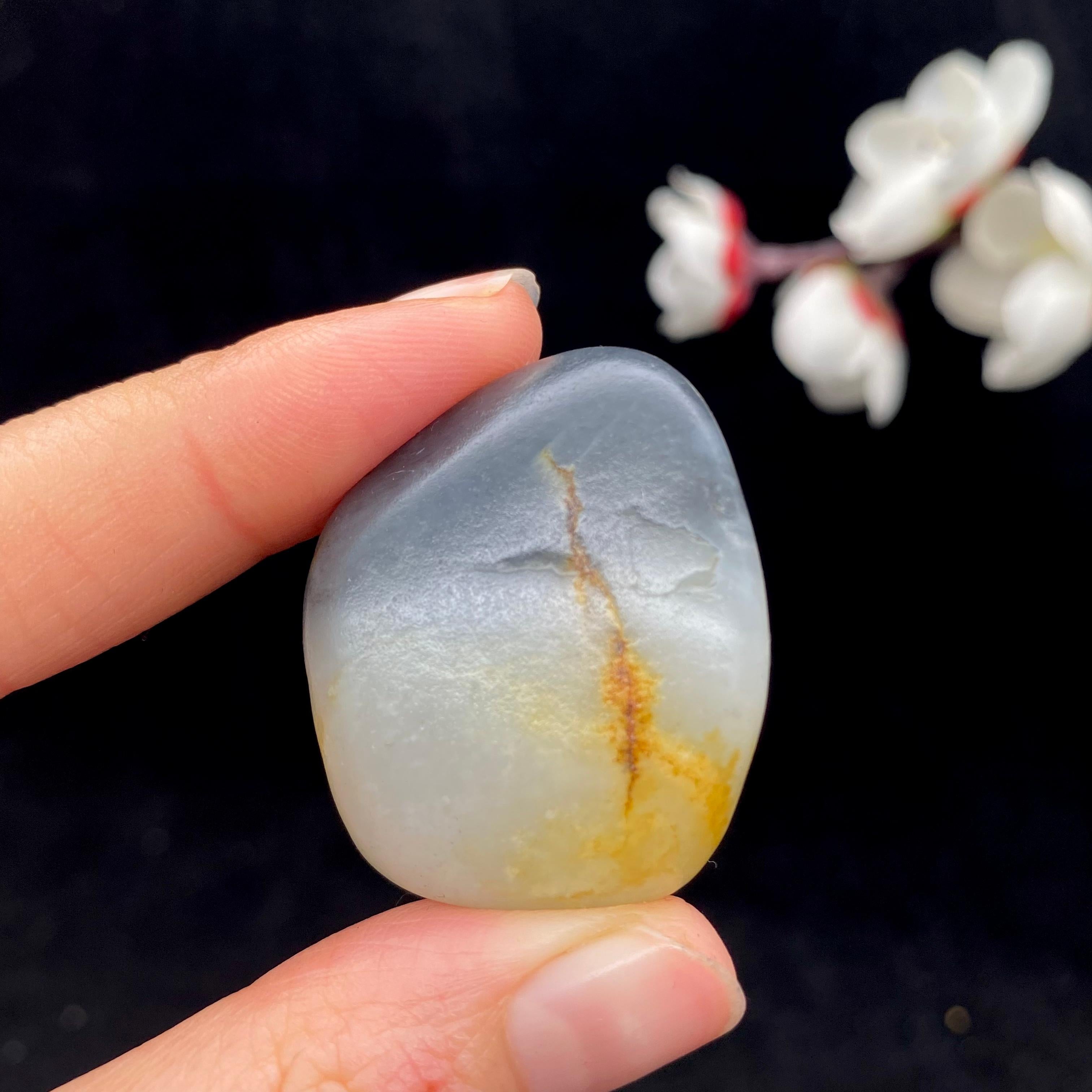 和田玉青花带黄皮籽料挂件（27.7g） – 厚德载玉