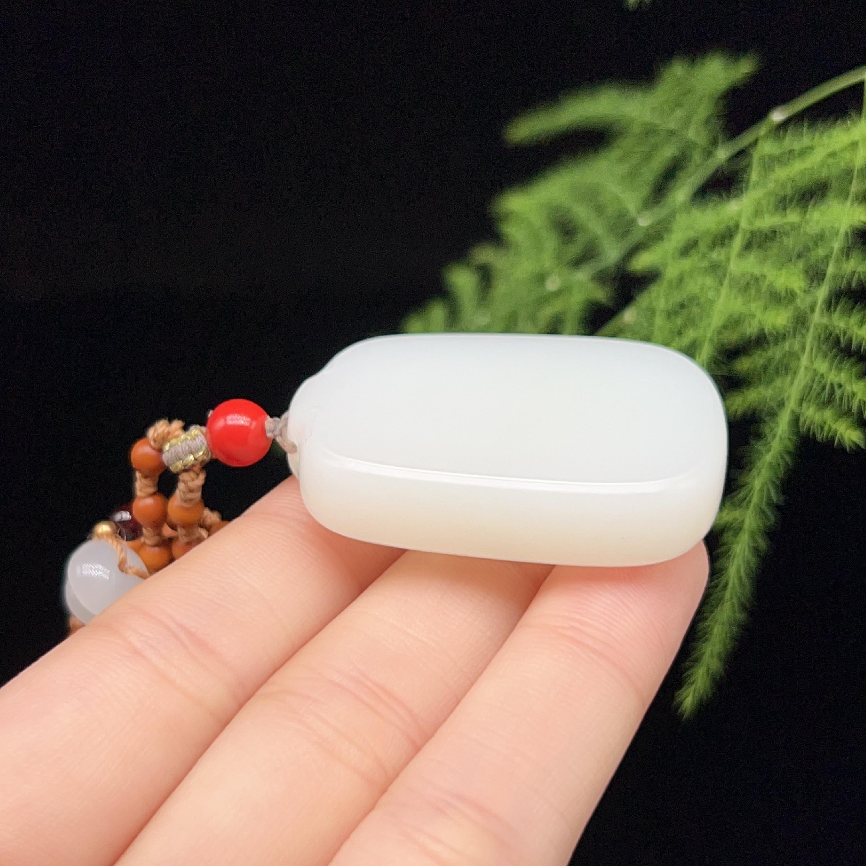 和田玉羊脂白玉苹果牌平安无事牌（33.7g）