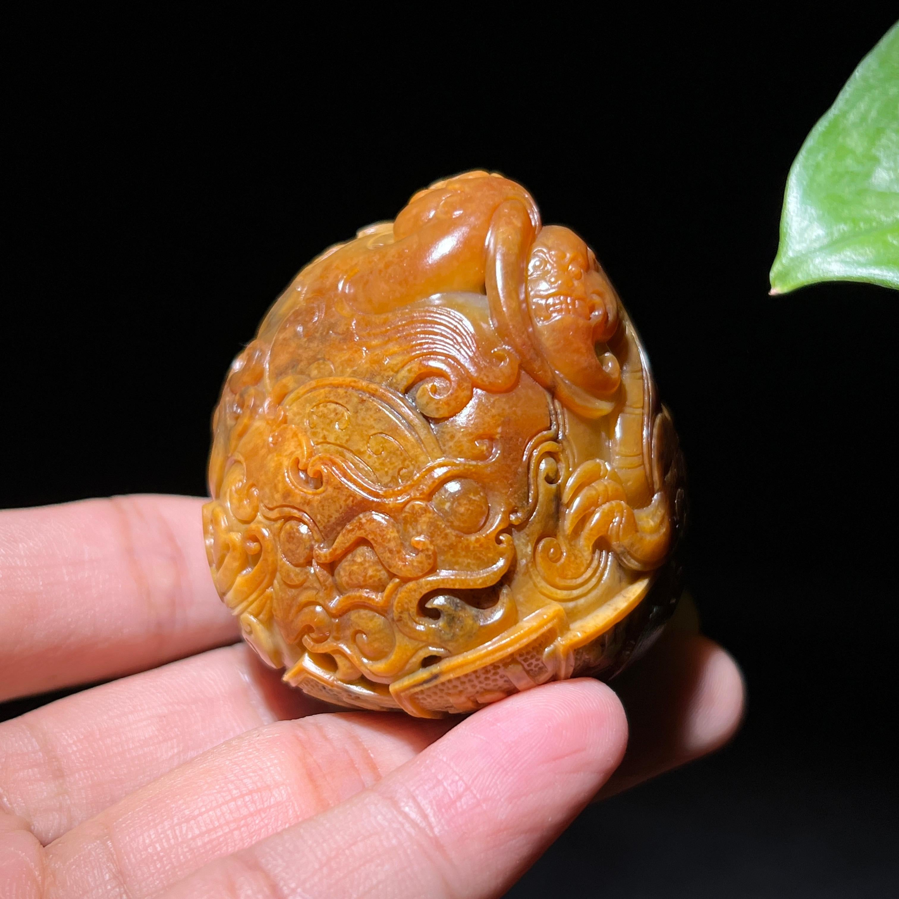 和田玉籽料黄沁貔貅手把件（155.1g）