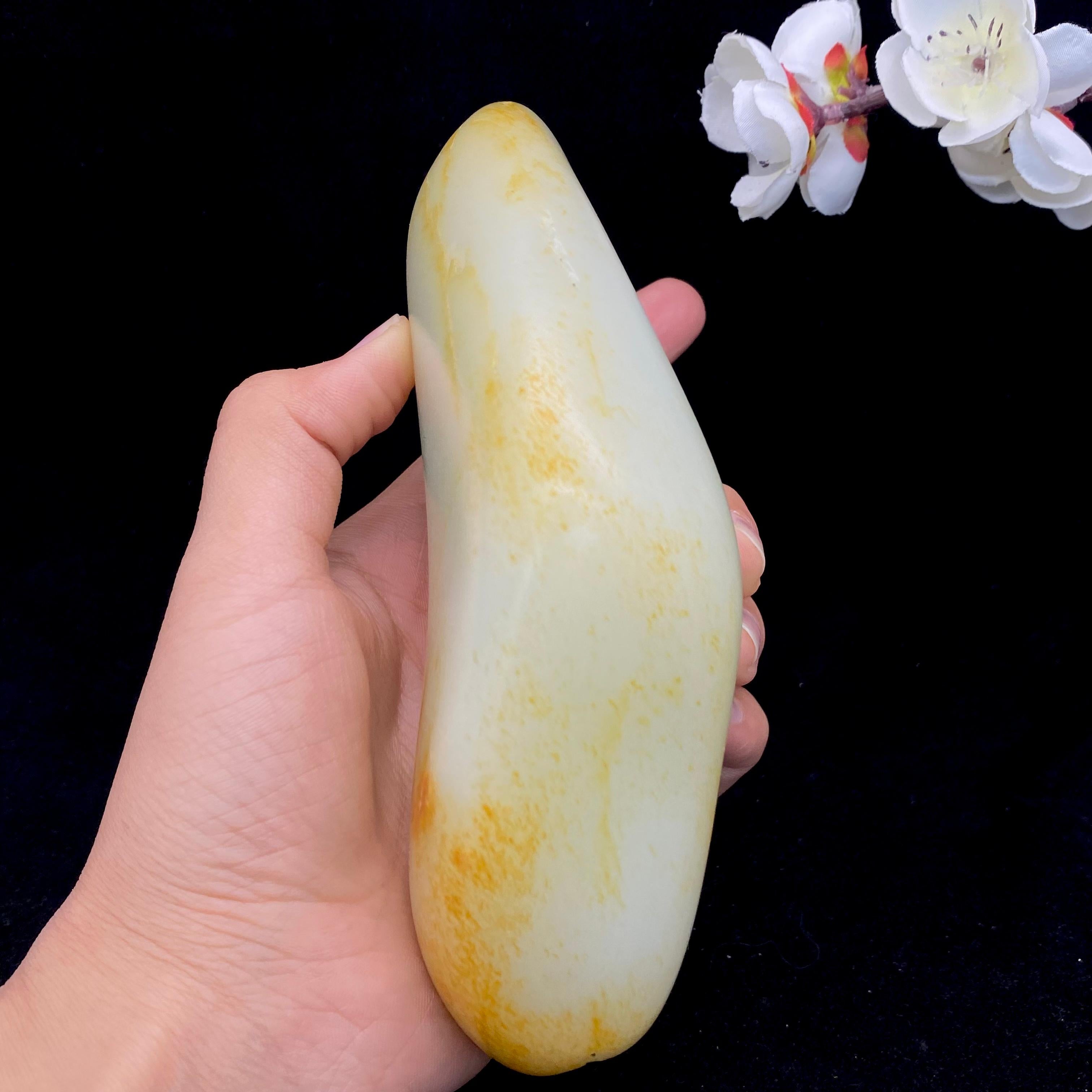 和田玉洒红皮籽料原石（902.3g）