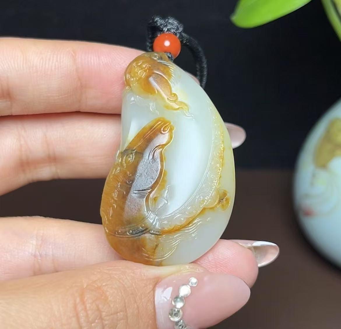 新疆和田玉籽料红皮白肉马上发财（35.3g）