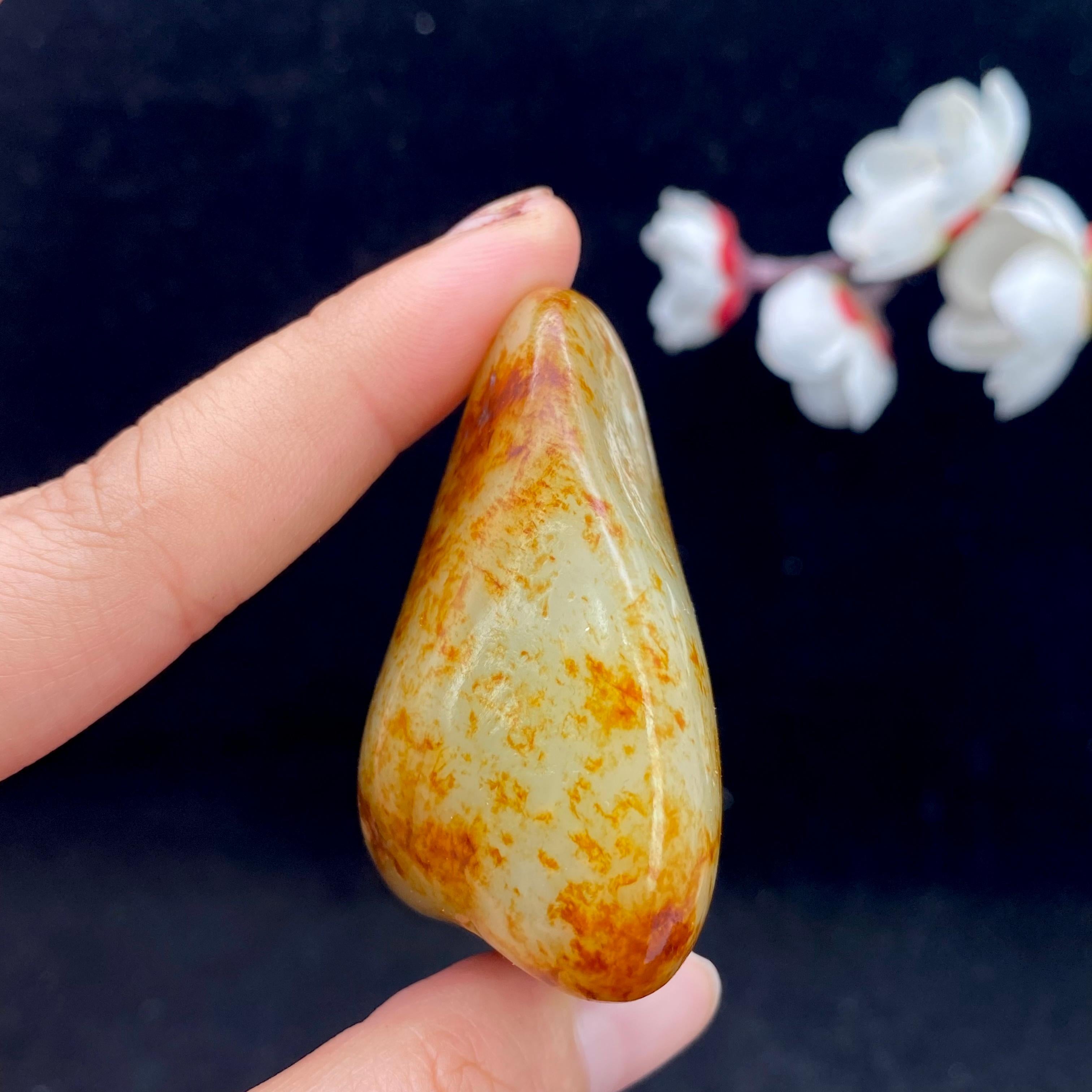 和田玉聚红皮籽料手把件（98.7g）