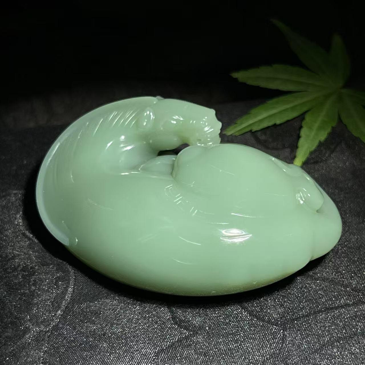 和田玉碧玉粉青马到成功手把件（107.8g）