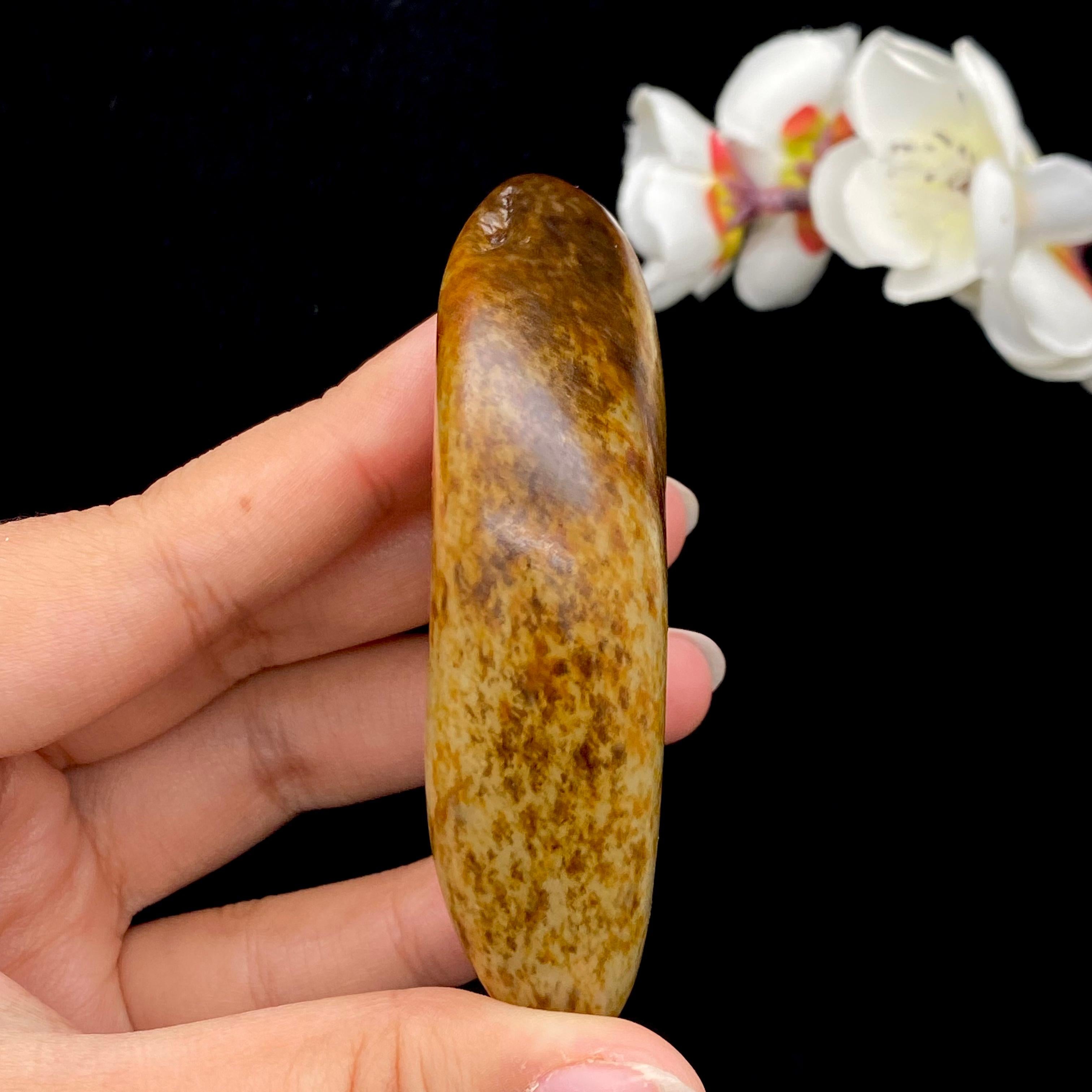和田玉洒红皮籽料手把件（123g）