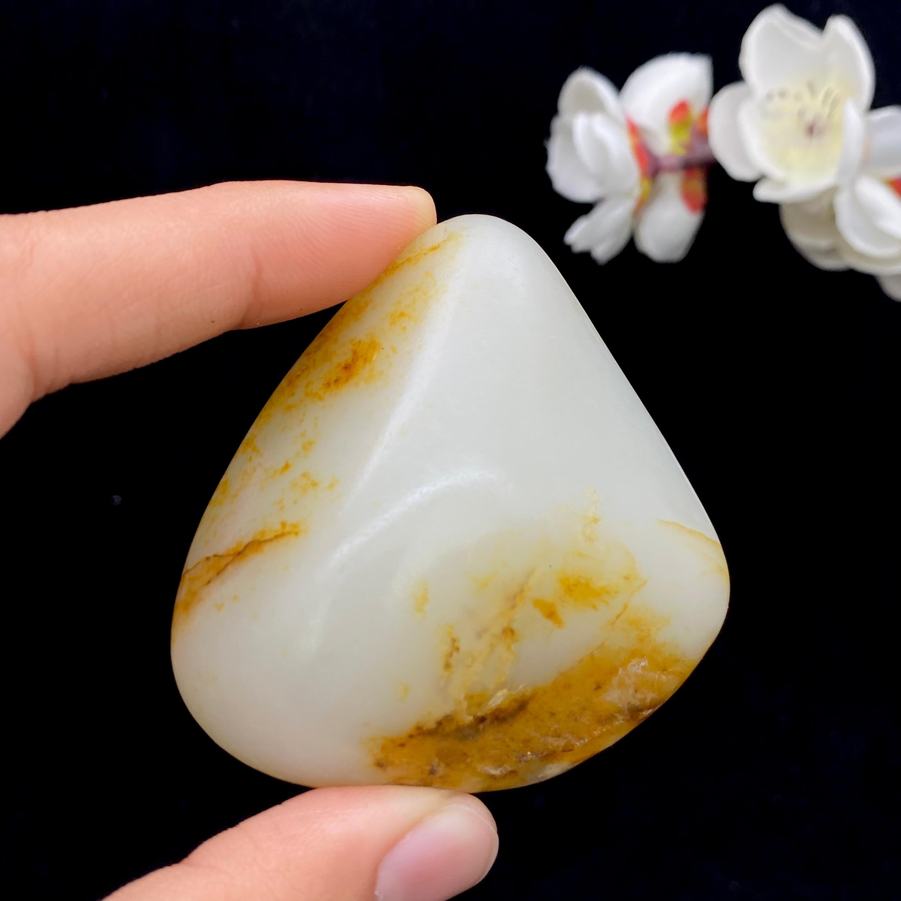 和田玉洒金皮籽料小手把件（85.6g）