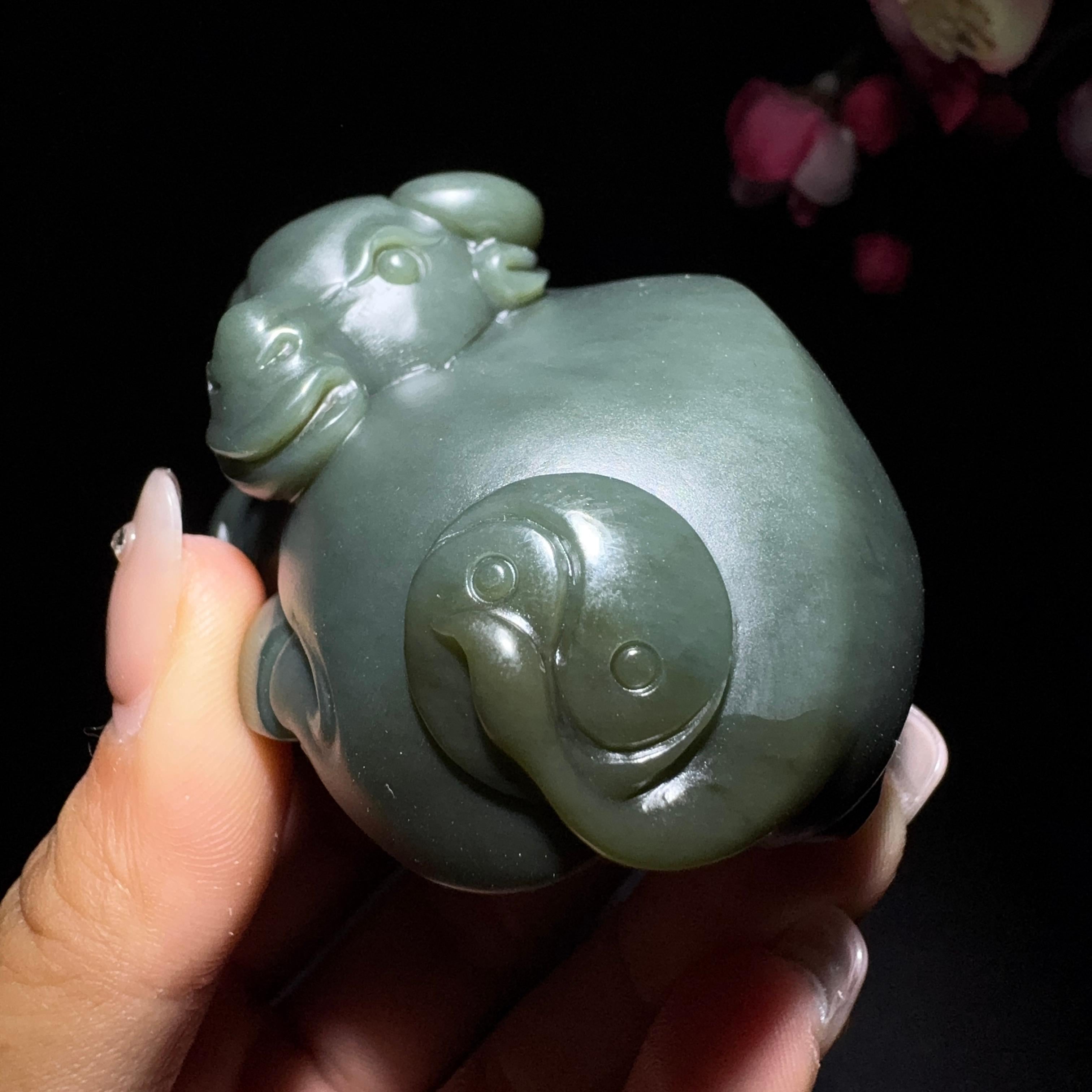 和田玉塔青手把件牛（207.7g）