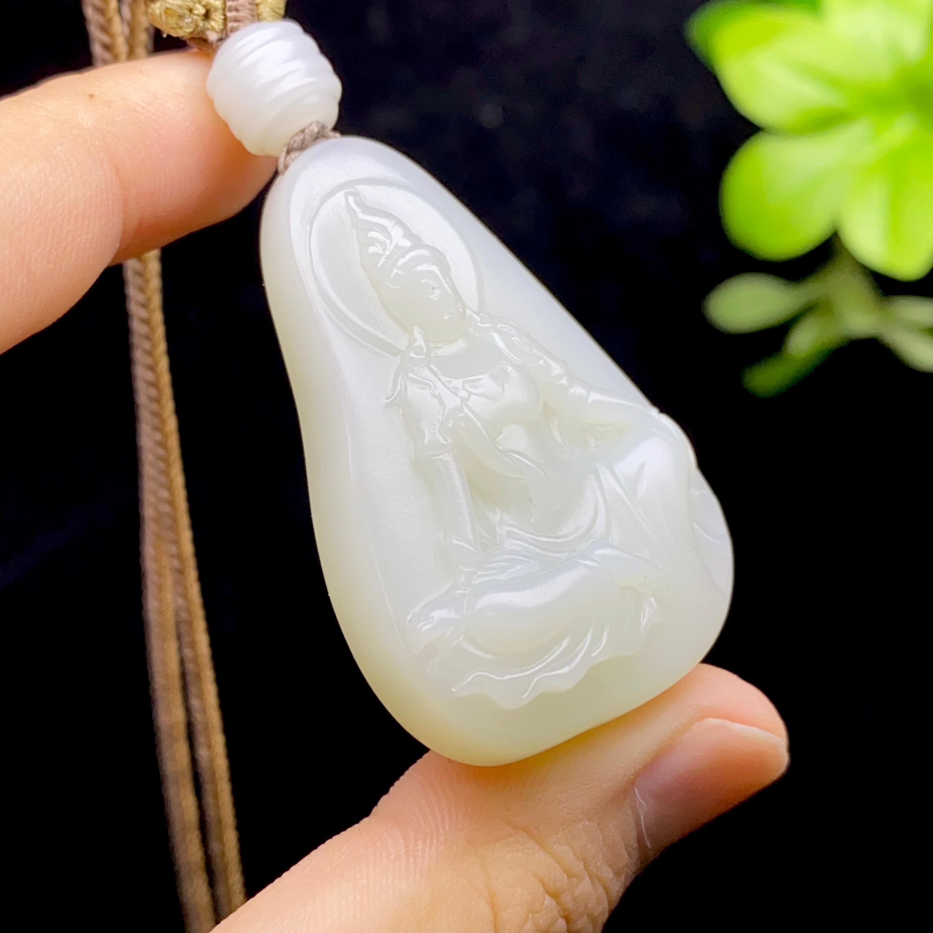和田玉新疆且末米达料白玉观音（27.3g）