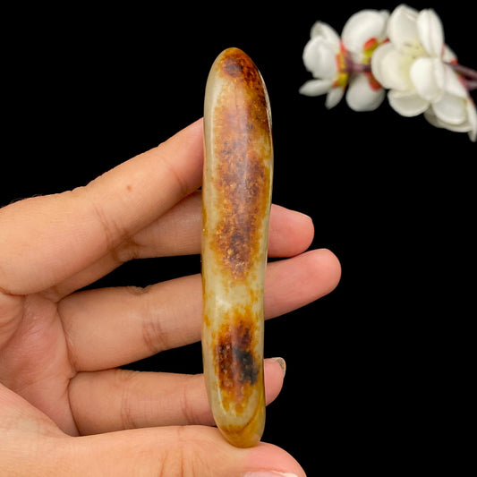 和田玉聚红皮籽料手把件（76.4g）