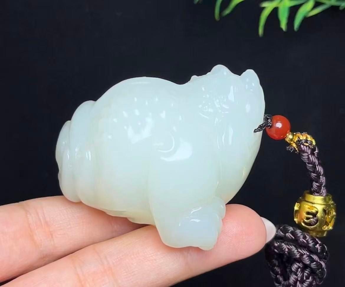 和田玉羊脂白玉三足金手把件（135.4g）