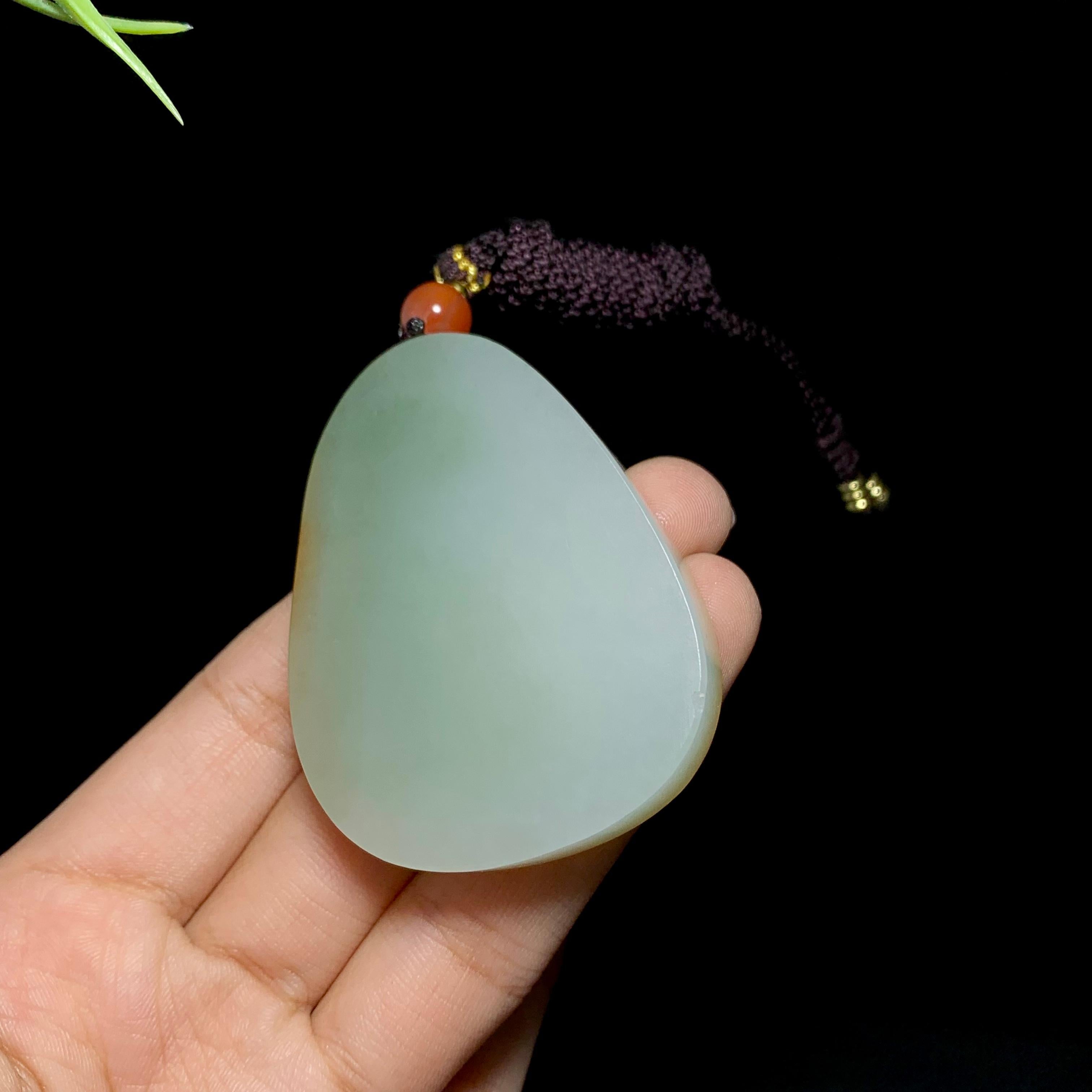 和田籽料洒金皮带翠无事牌（52.0g）