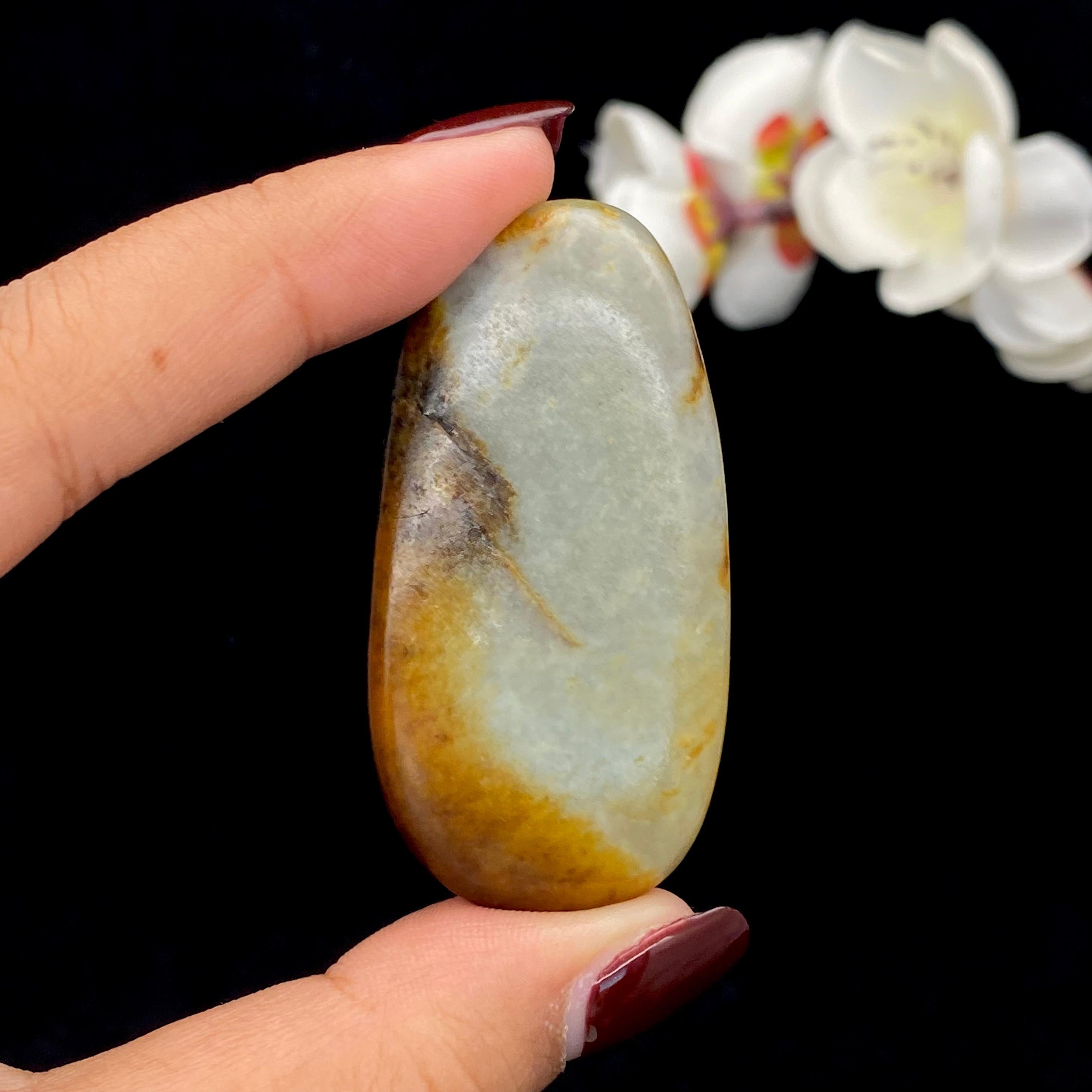 和田玉聚黄皮青花底籽料挂件（30g） – 厚德载玉