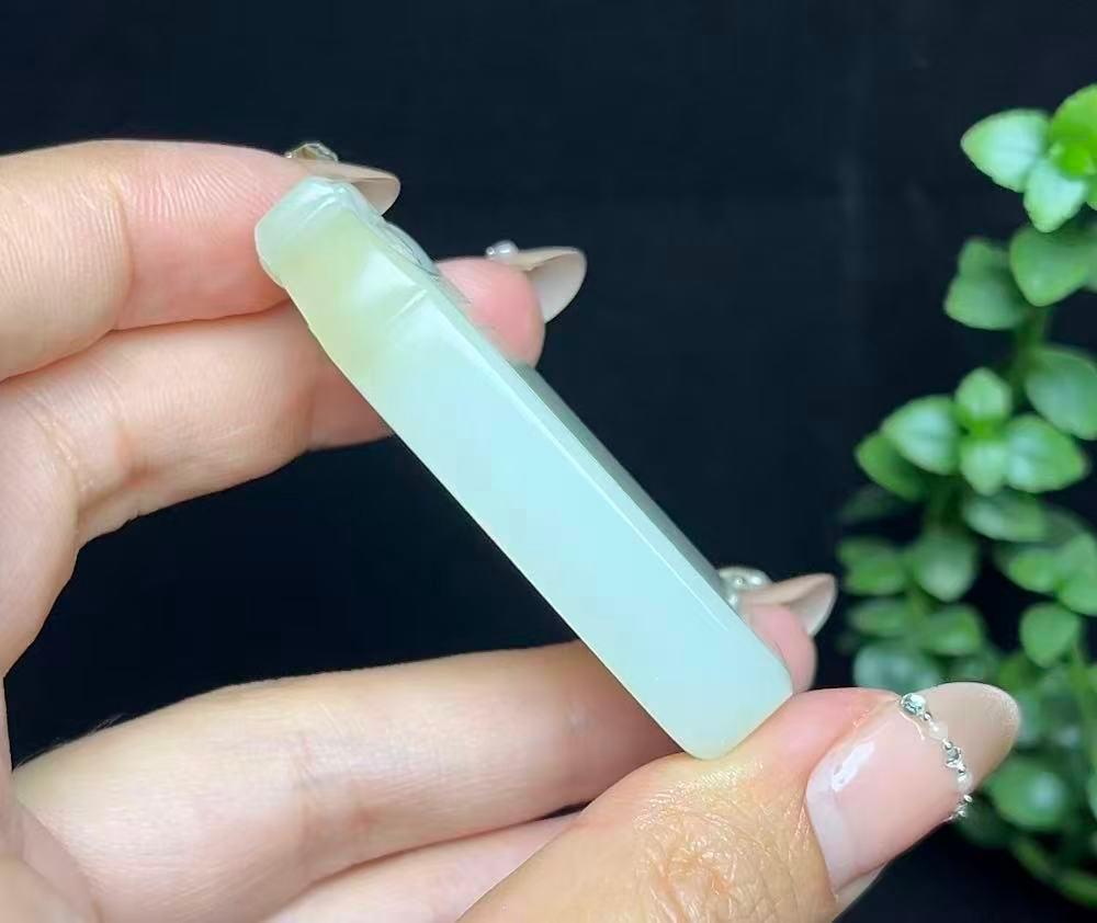 和田玉且末料貔貅平安无事牌府上有龙（27.2g）