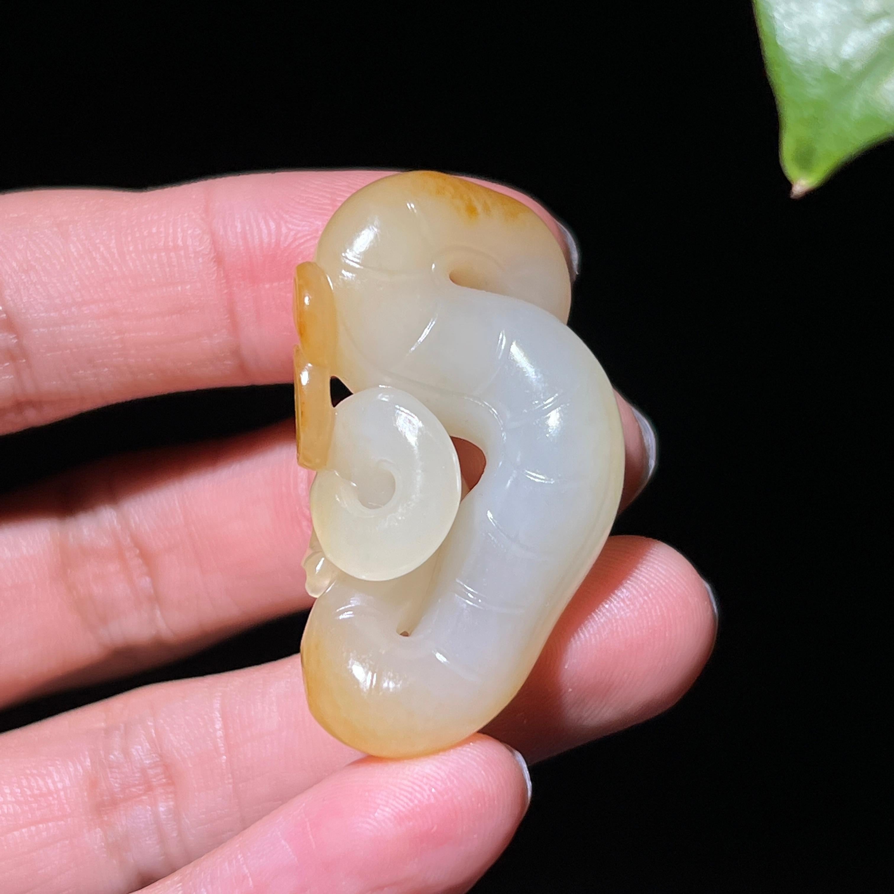 和田玉籽料沁黄玉种蛇挂件（20.1g）