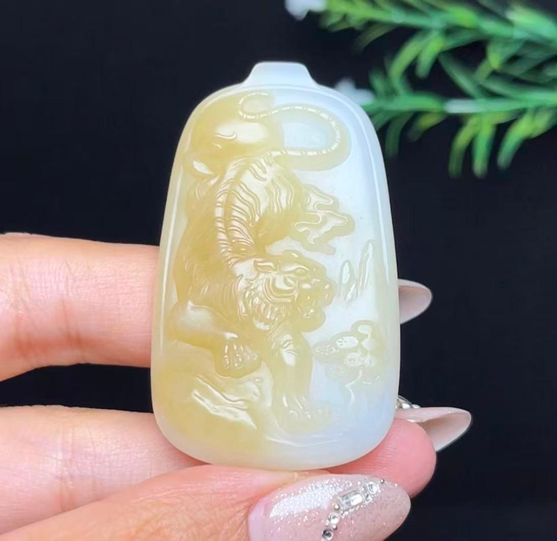 和田玉糖白羊脂玉下山虎（38.3g）