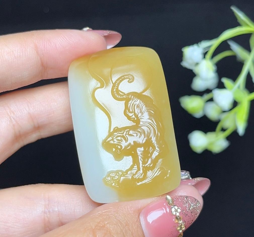 高品质和田玉糖白羊脂玉下山虎牌（39.9g）