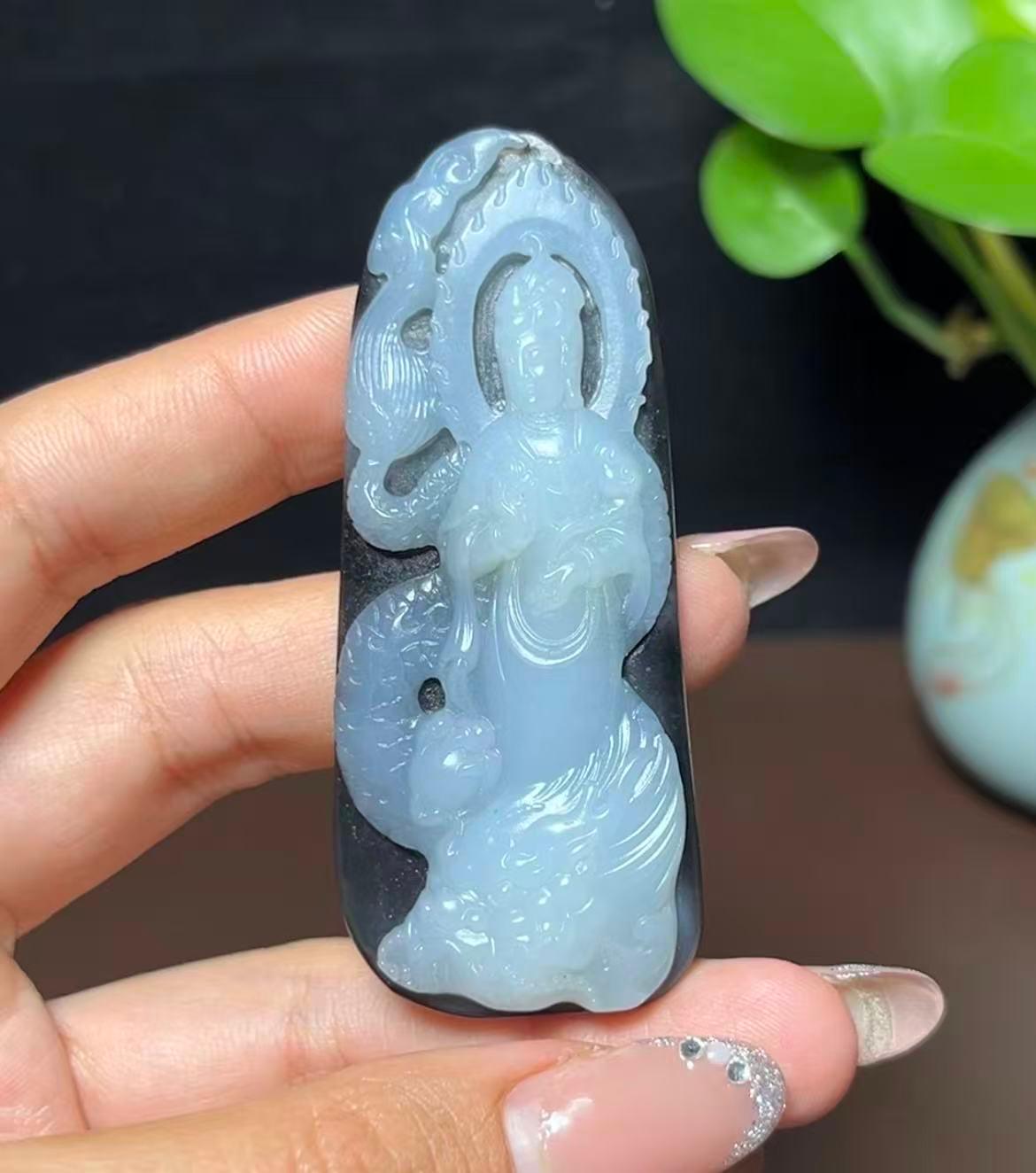 和田玉籽料黑皮白肉羊脂玉御龙观音（28.0g）