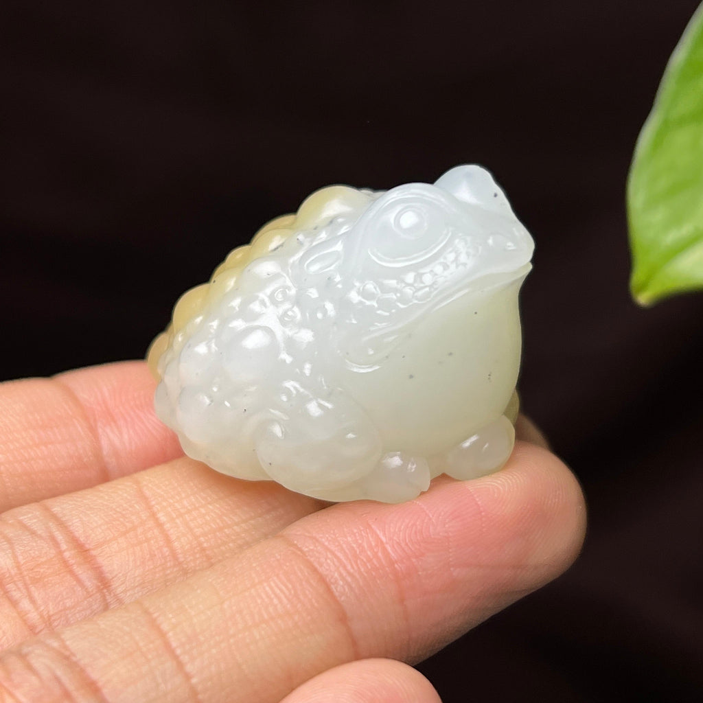 和田玉籽料三色糖点墨青花三足金蟾挂件（37.4g）