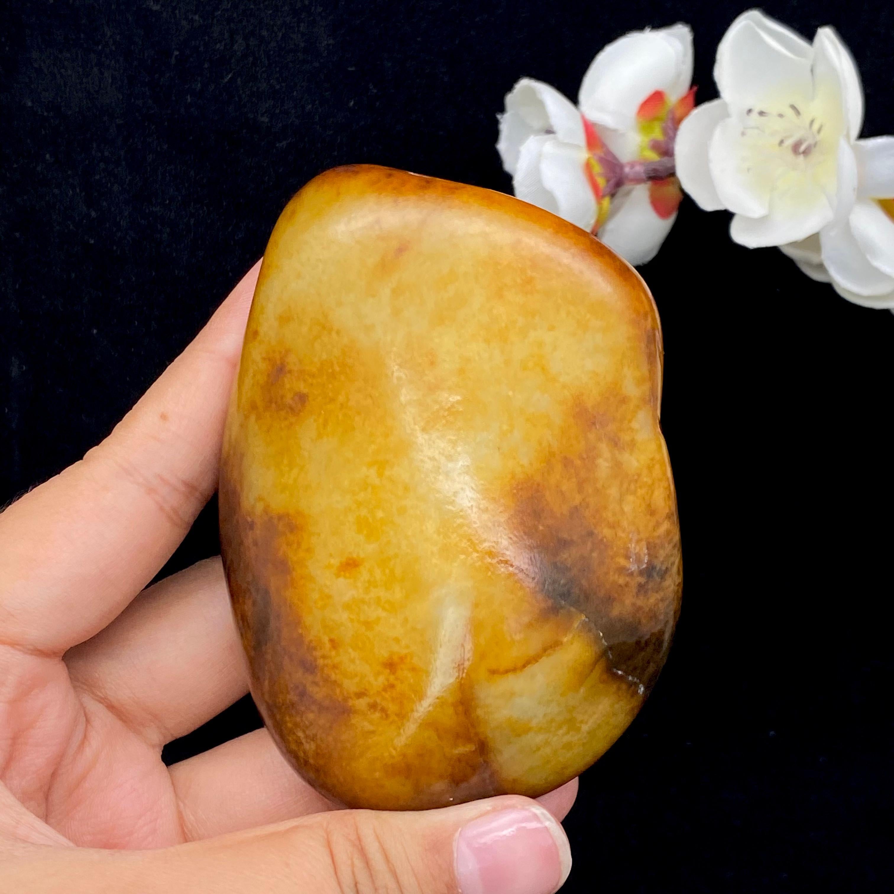 和田玉聚红皮籽料大手把件（345.3g）