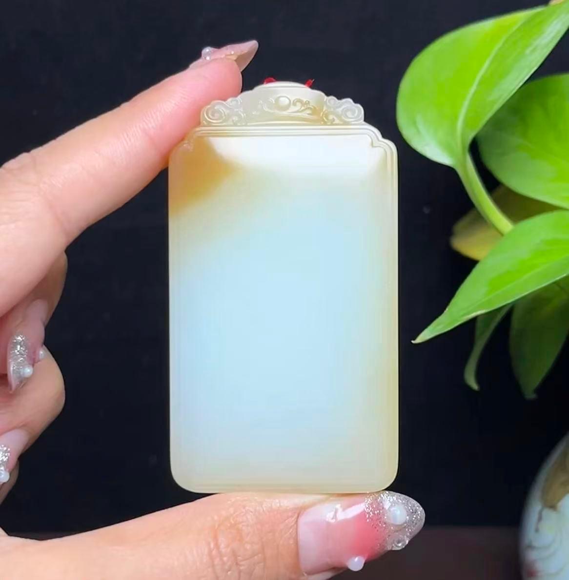 新疆和田玉且末料双糖色羊脂玉平安无事牌（69.2g）