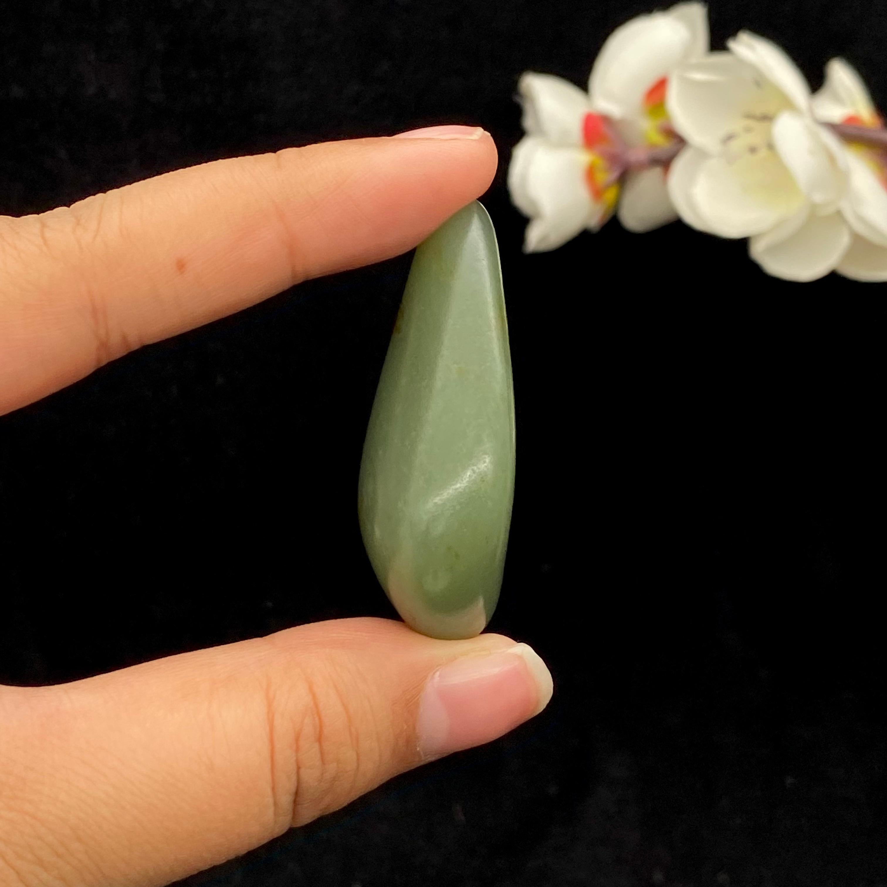 和田玉青玉带黄皮籽料（24.1g）