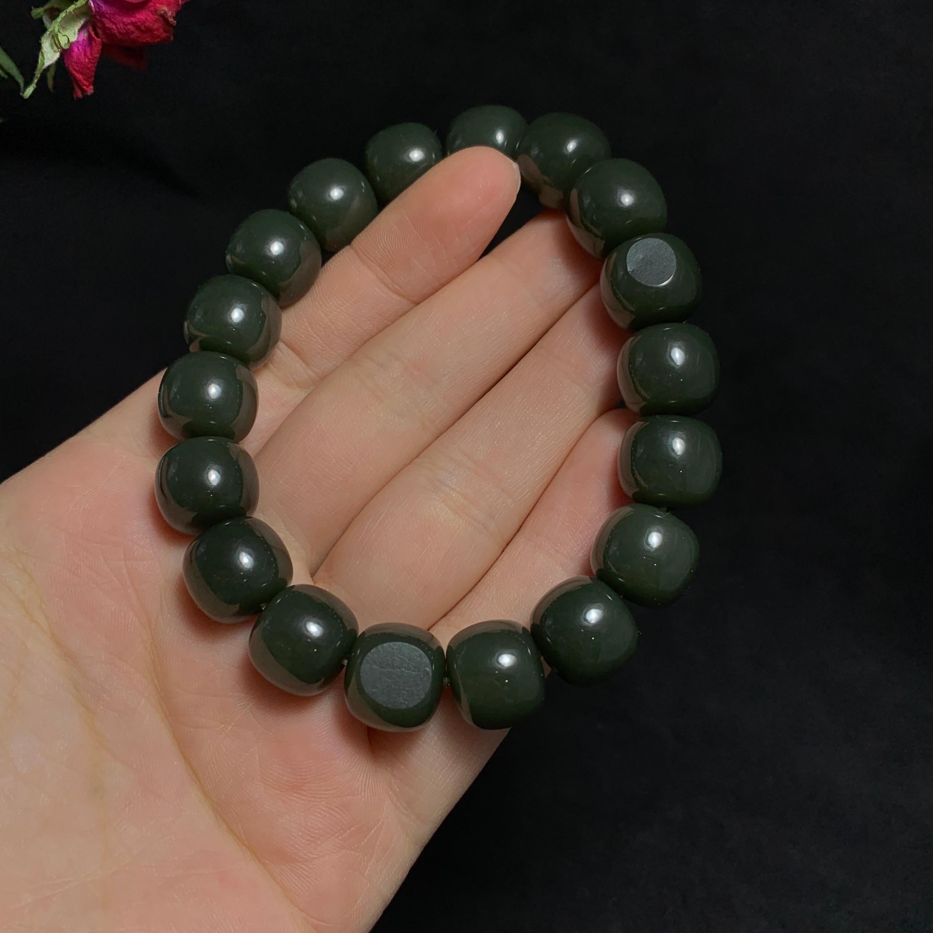 收藏级和田玉籽料沙枣青老型珠手串（67.6g）