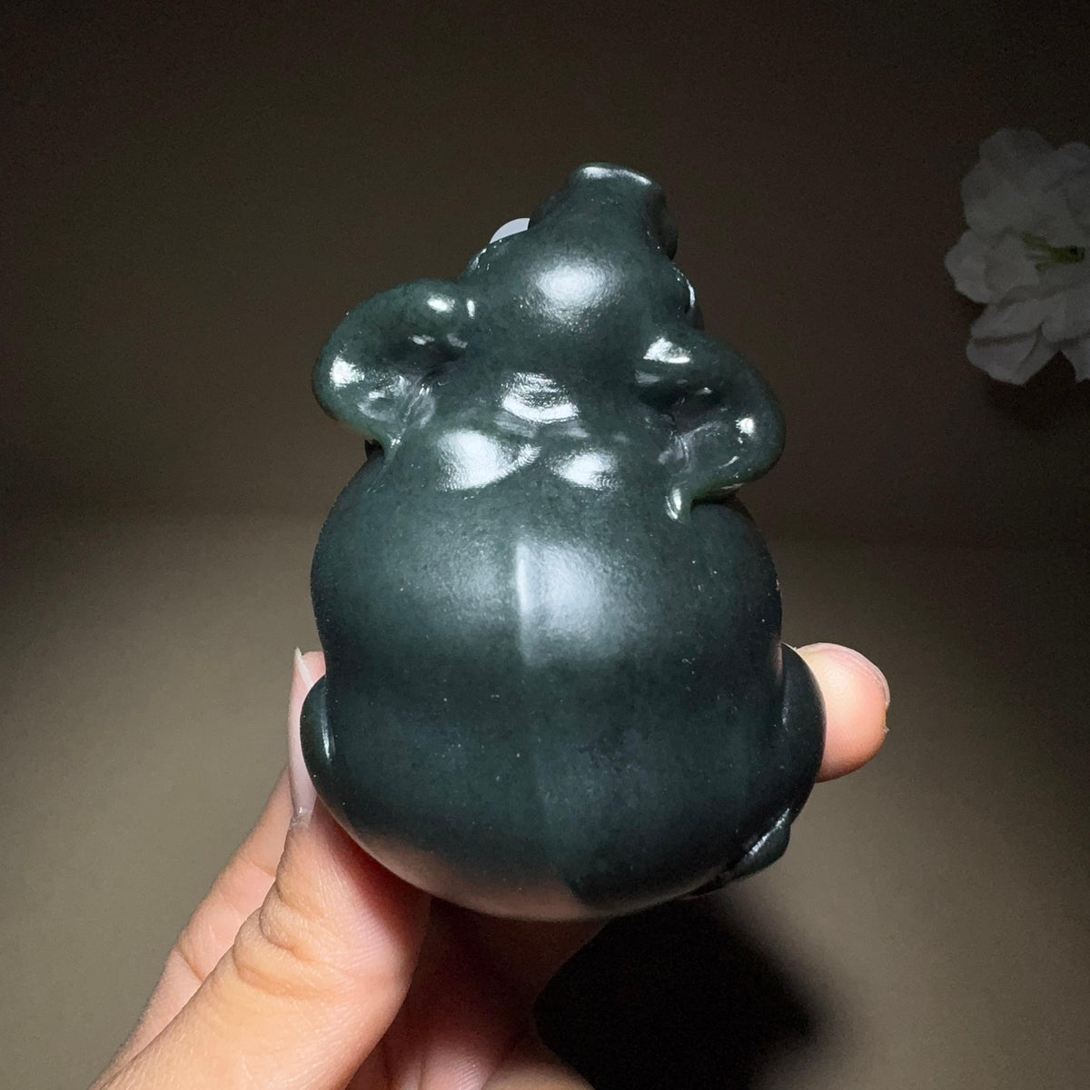 和田玉黑青手把件牛转乾坤（184.1g）