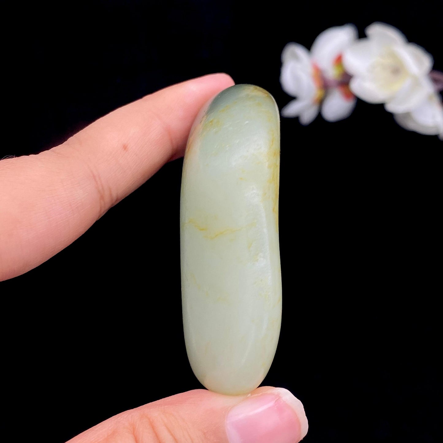 和田玉洒金皮带翠籽料手把件（86.5g）