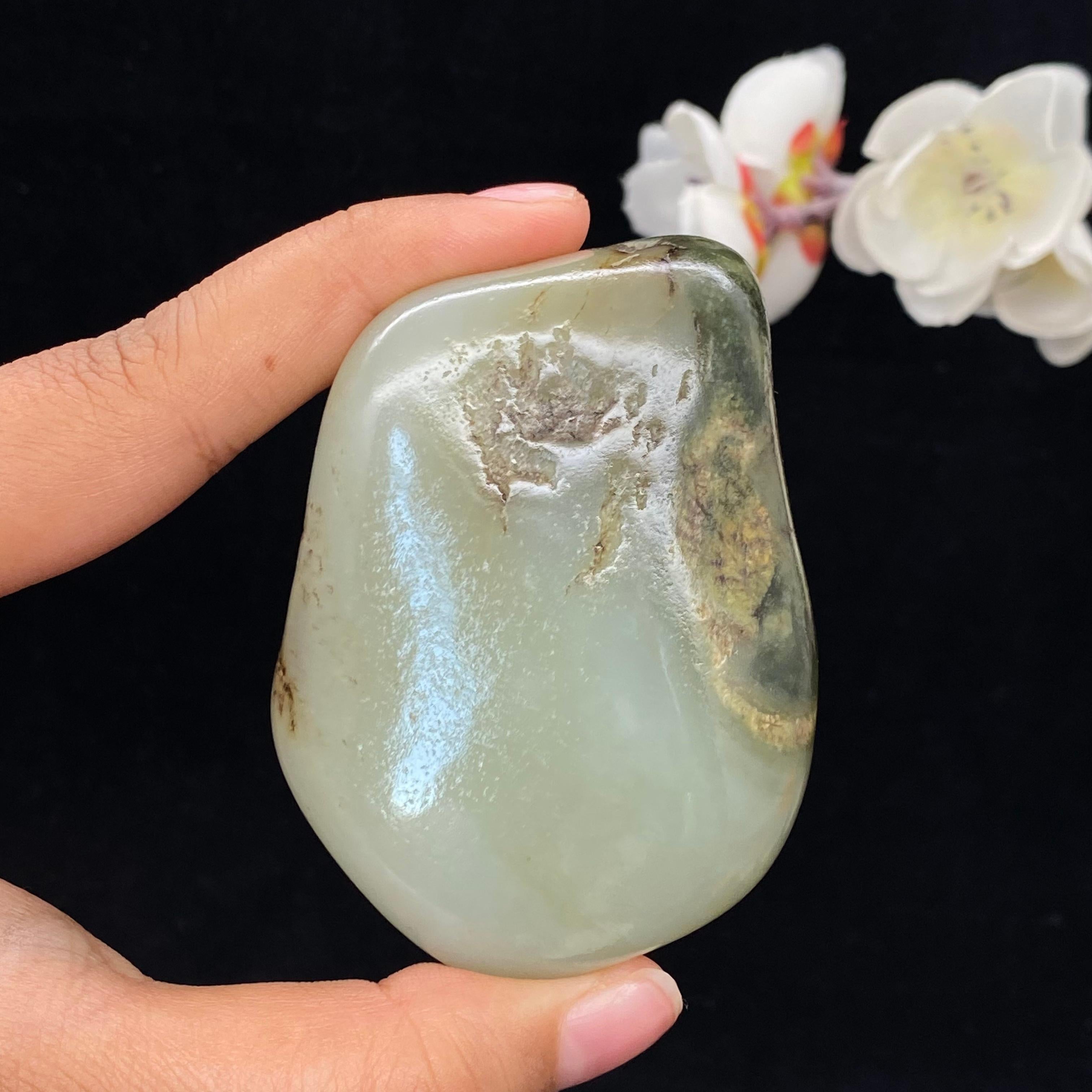 和田玉青白玉带翠籽料手把件（166.5g）