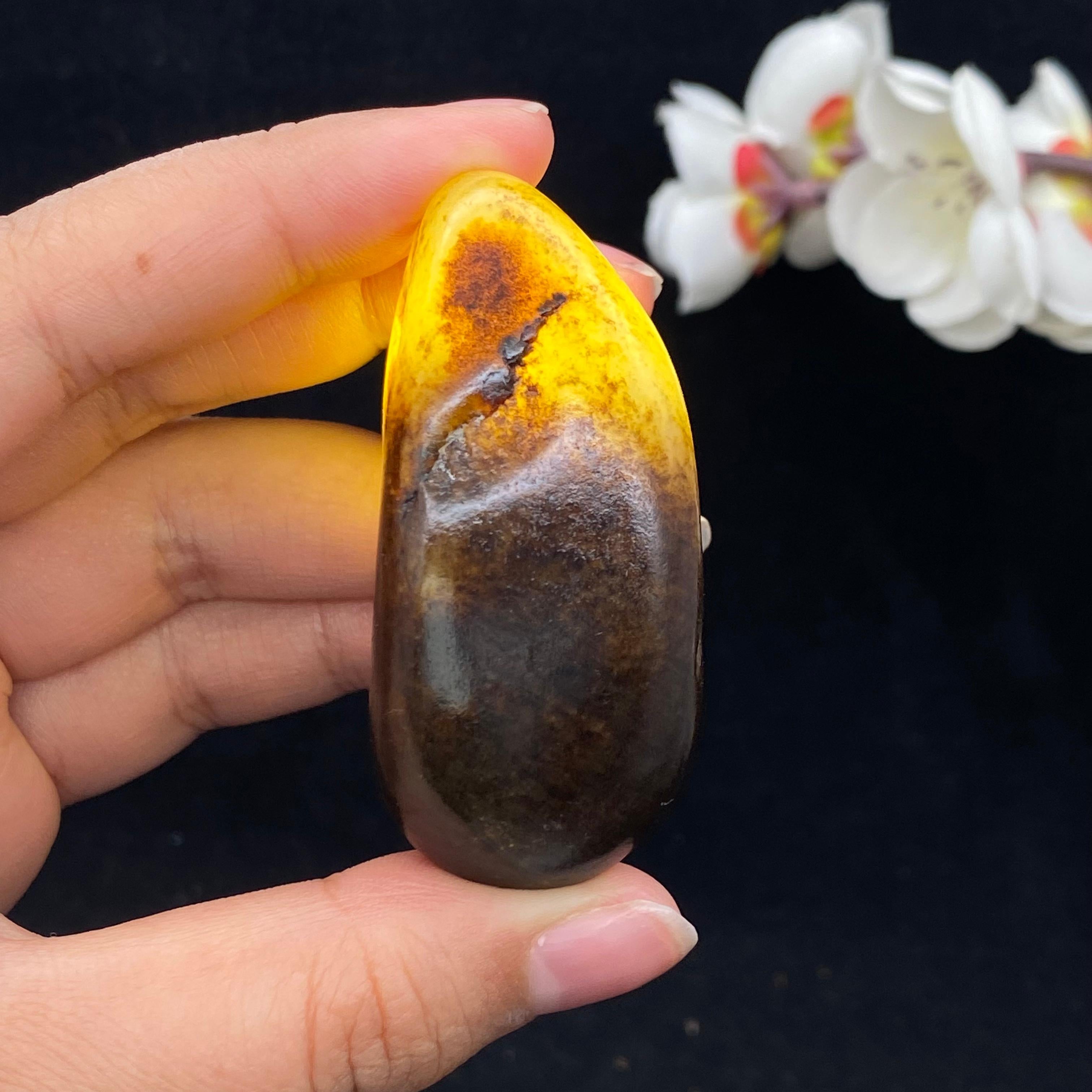 和田玉聚黑皮籽料大挂件（65.3g）