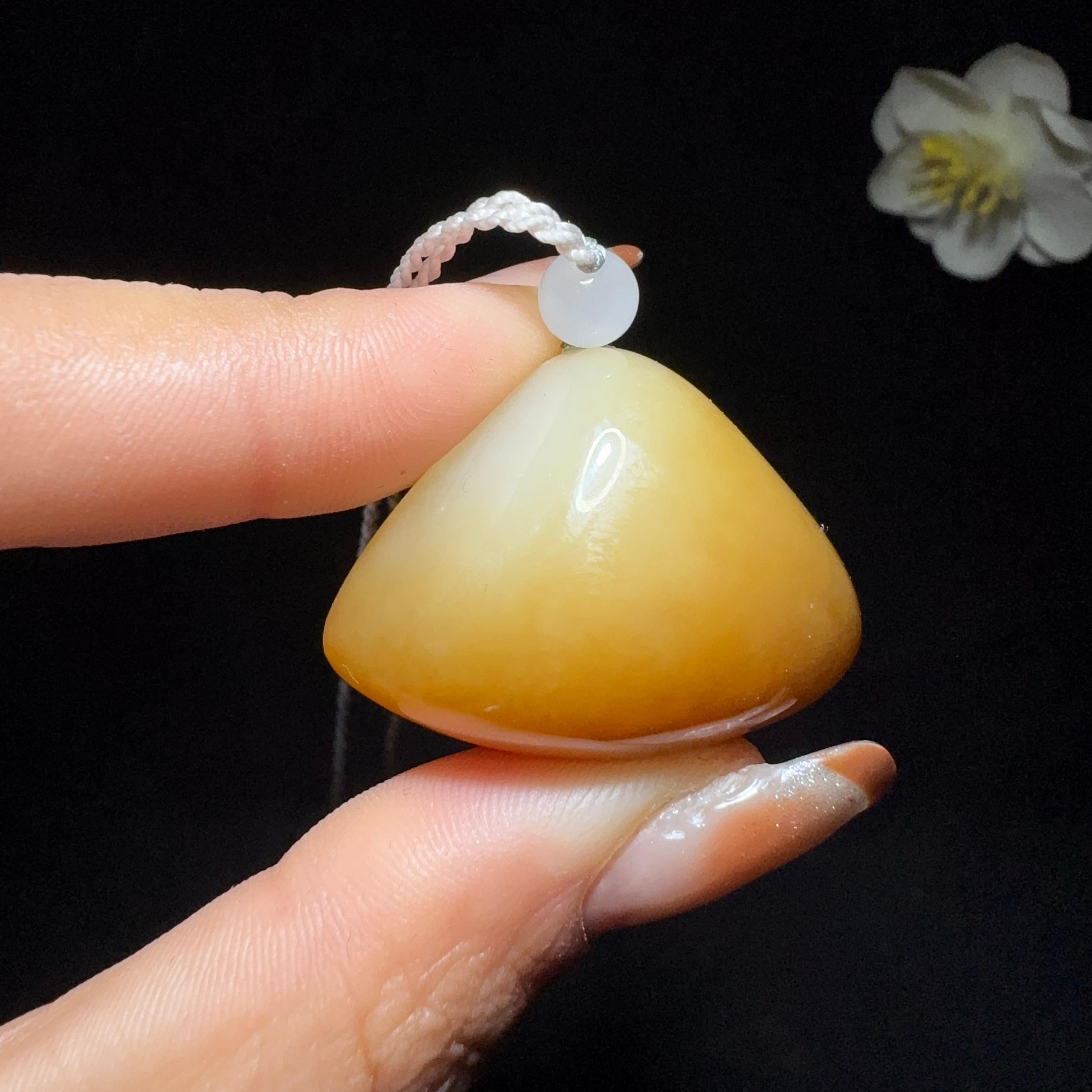 精品特色和田玉糖白随形吊坠（20.4g）