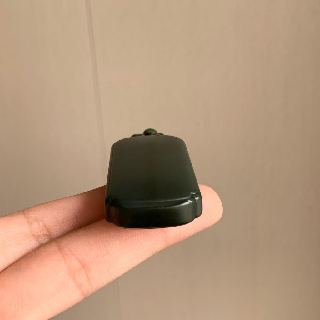 和田玉塔青一细无事牌（35.3g）