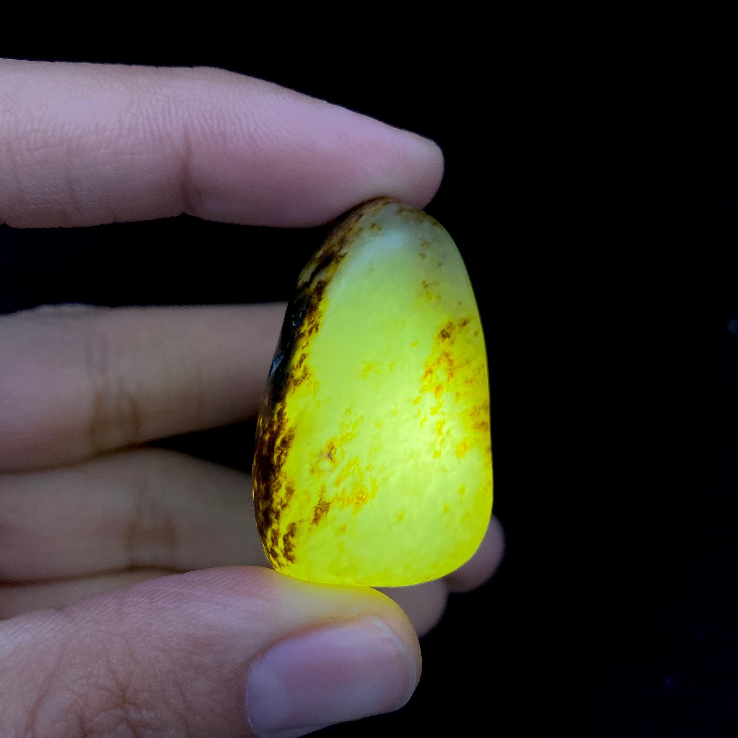 【超值推荐】和田玉黑黄皮籽料原石（20.8g）