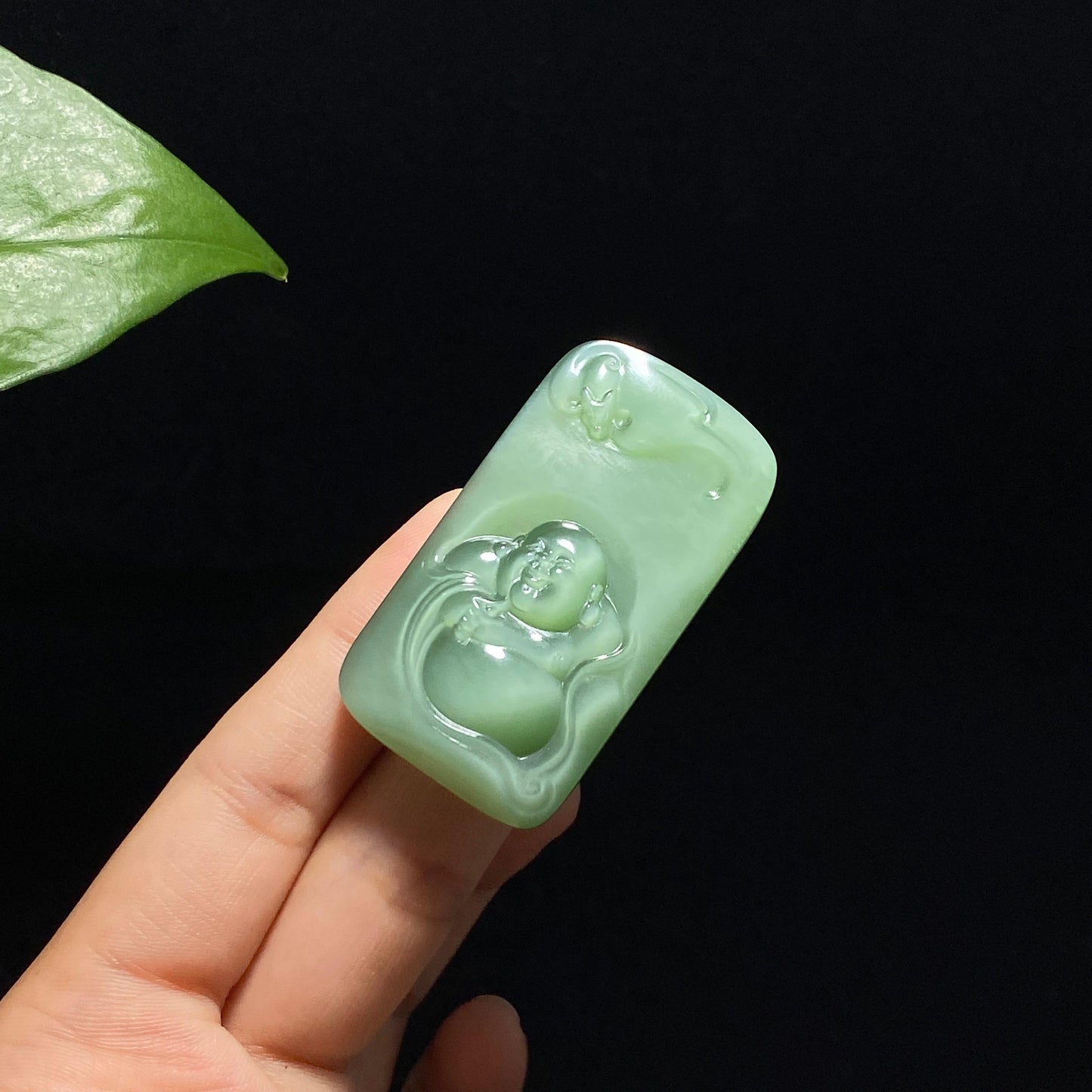 高品质和田玉山料碧玉粉青佛公（24.6g）