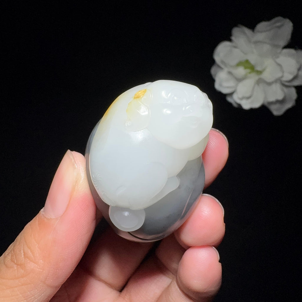 精品和田玉青花籽料发财猪挂件（54.6g）