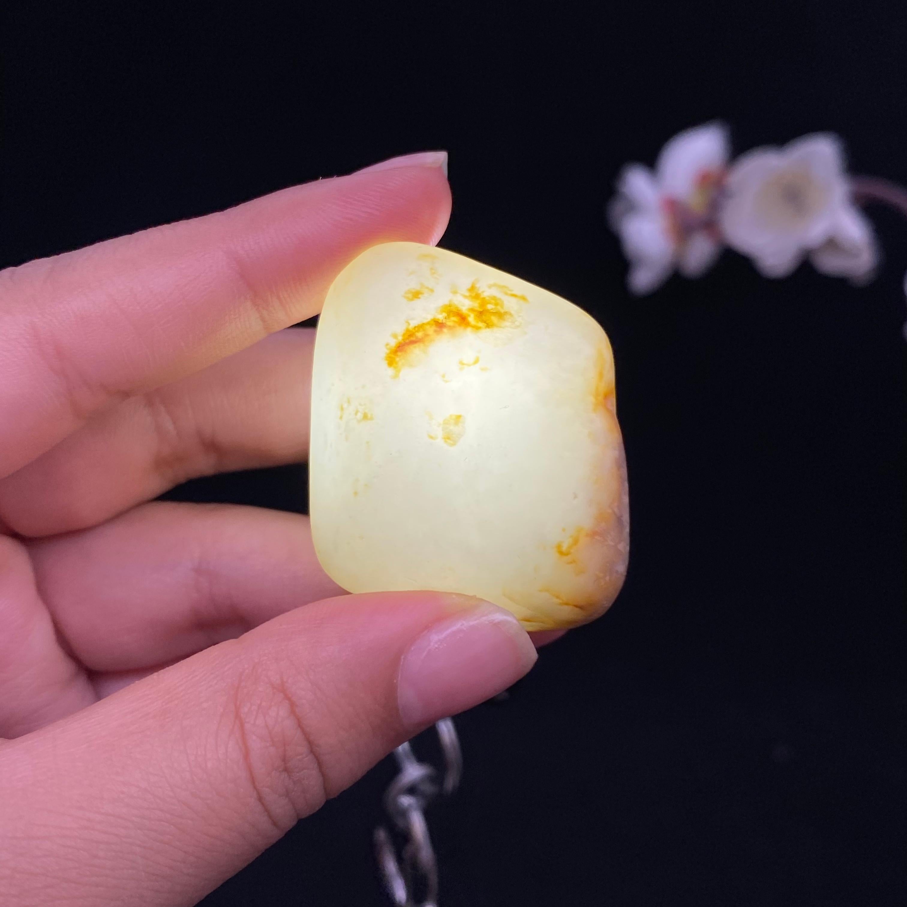 和田玉白玉带黄皮籽料挂件（32.8g）