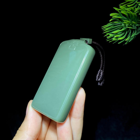 和田玉籽料沙枣青无事牌（70.0g）
