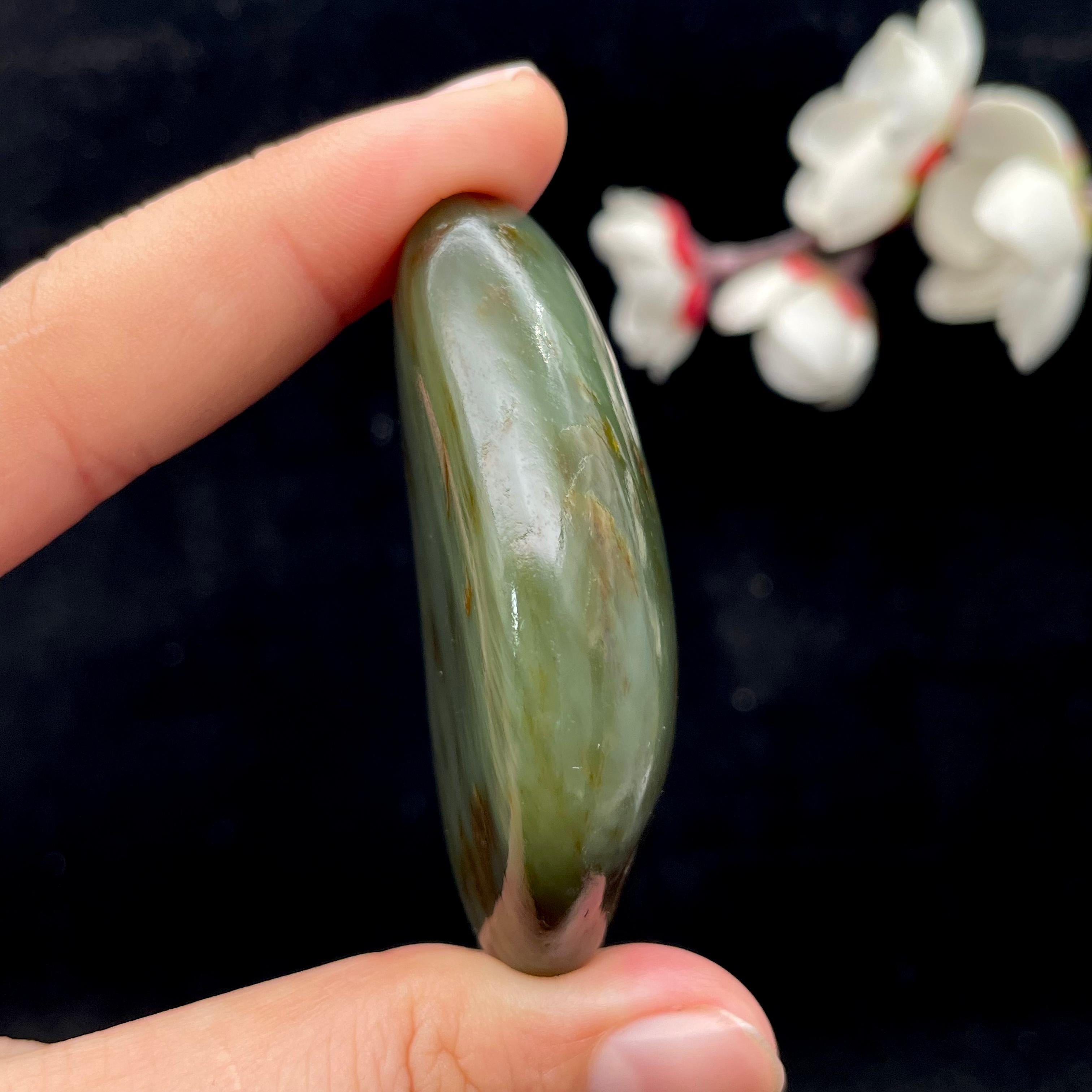 和田玉沙枣青带猫眼籽料（56.3g）