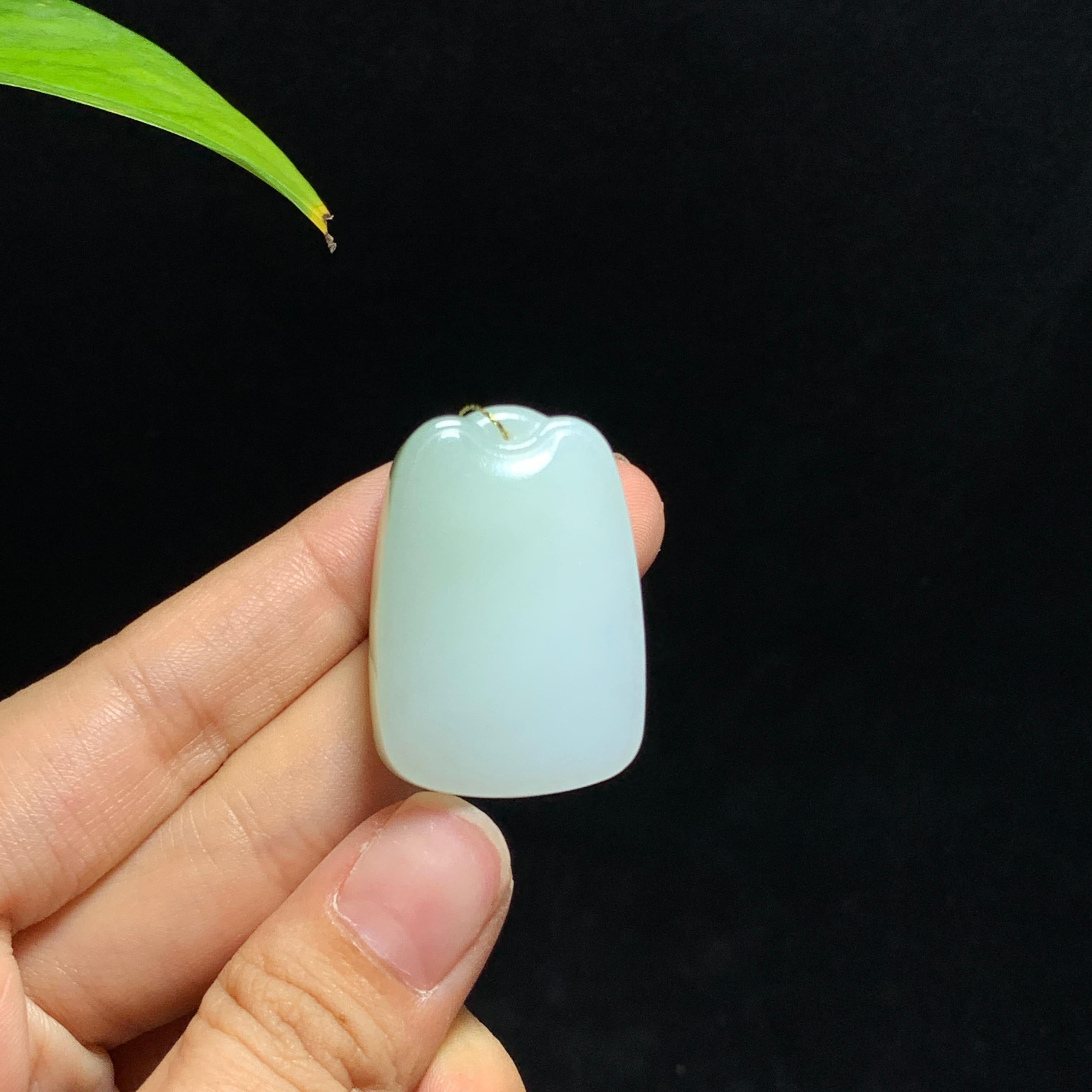 和田山料白玉带翠无事牌（23.7g）