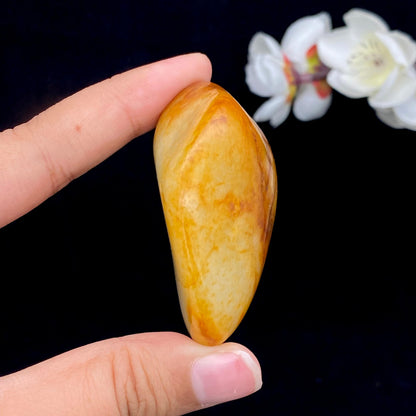 和田玉洒红皮籽料手把件（83.4g）