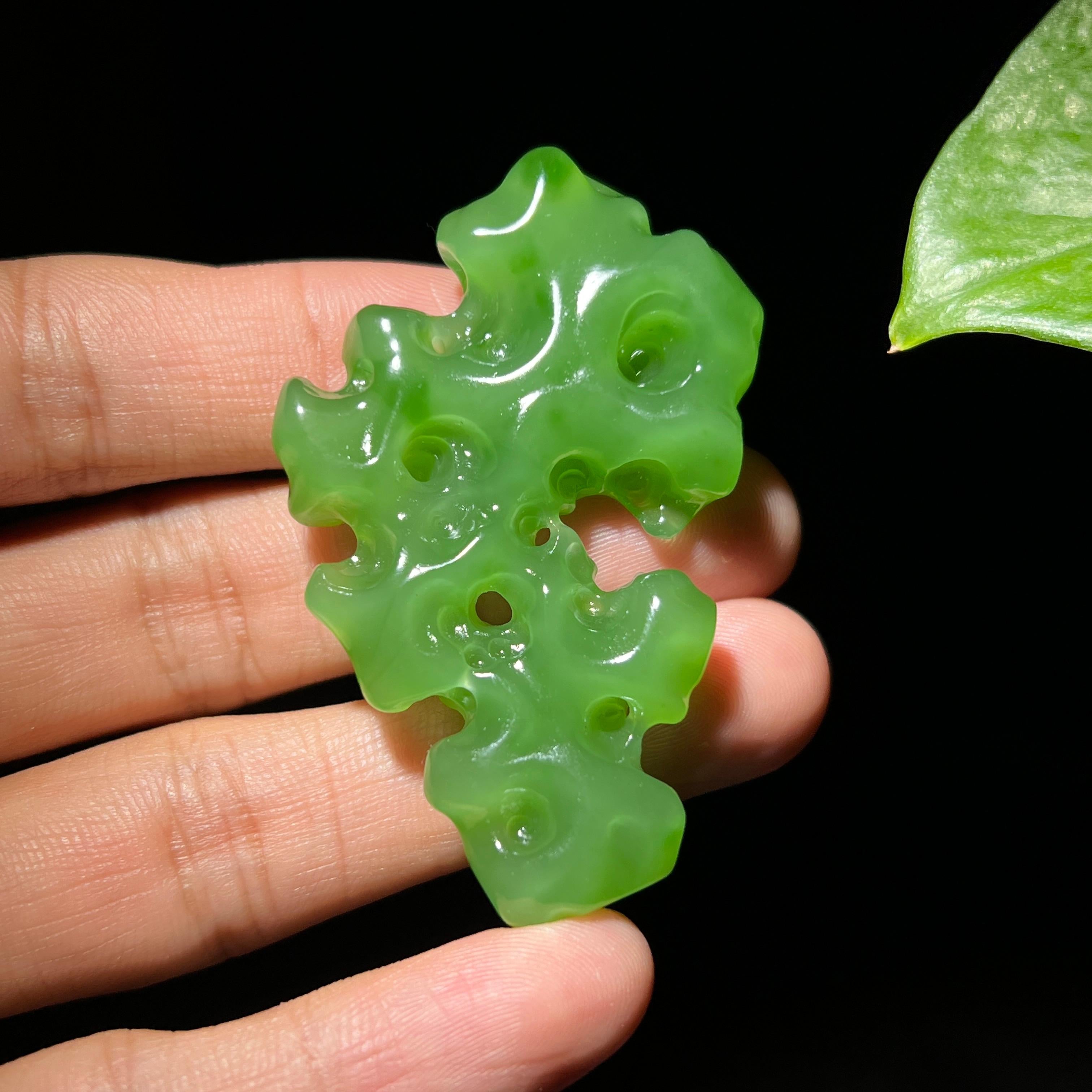 和田玉碧玉冰底苹果绿太湖石挂件（25.2g）