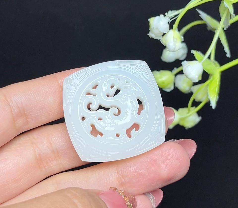 和田玉羊脂白玉四方守护仿古龙挂件（27.3g）