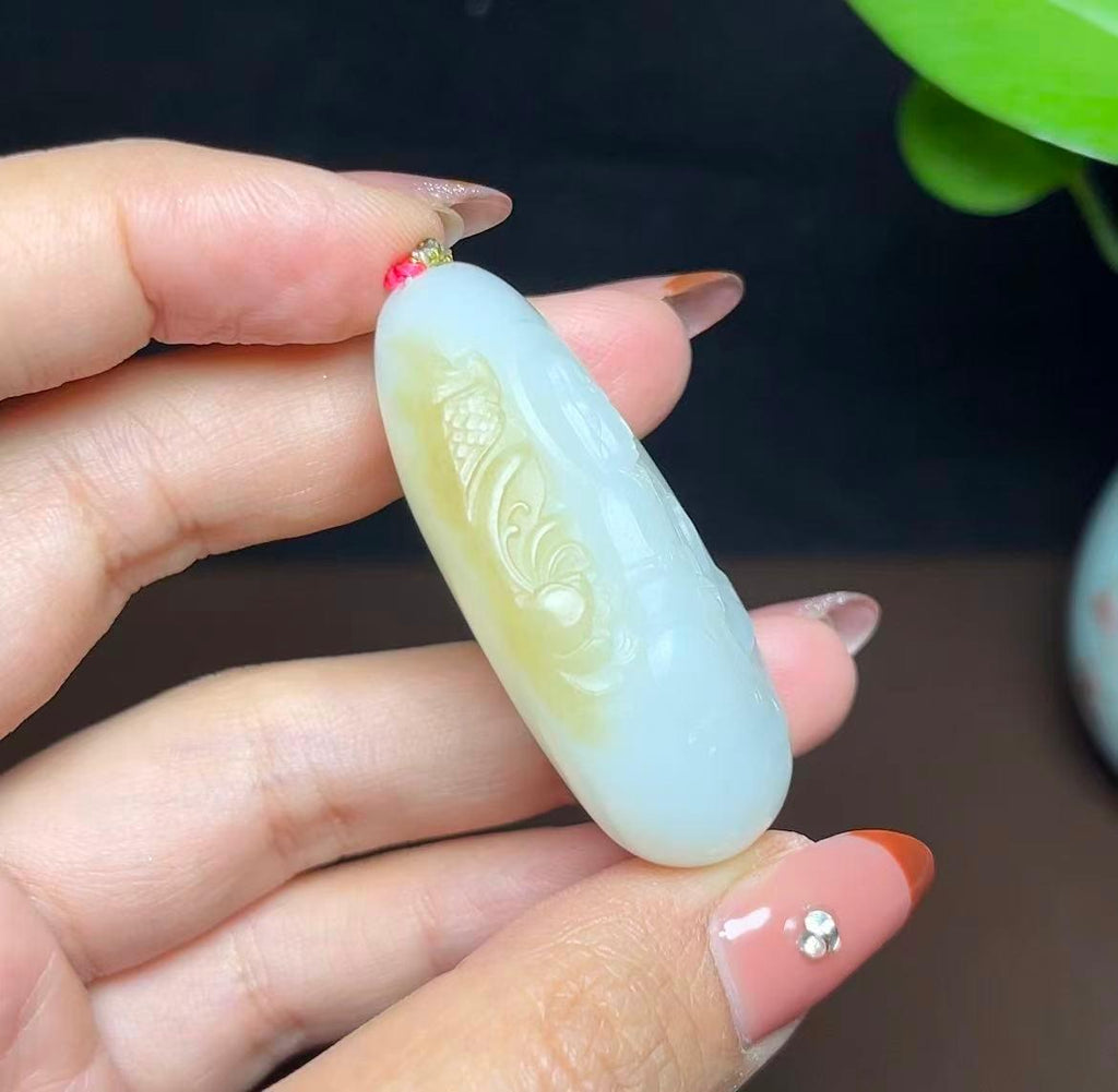 新疆和田玉且末糖白羊脂玉观音（35.3g）