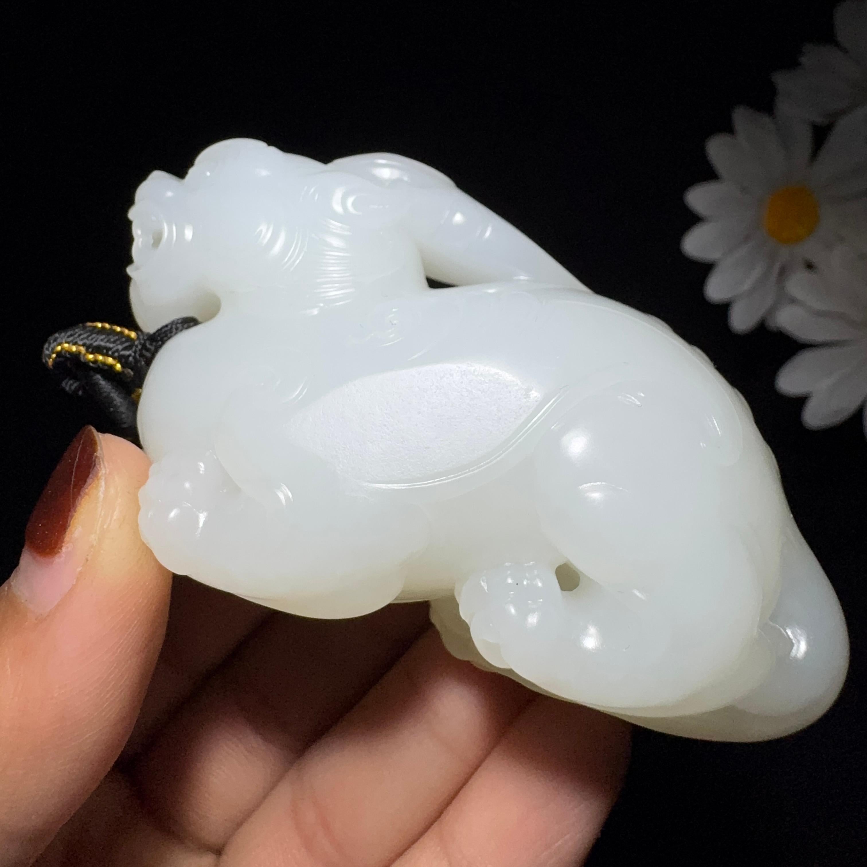 和田玉籽料羊脂白玉手把件貔貅（148.0g） – 厚德载玉